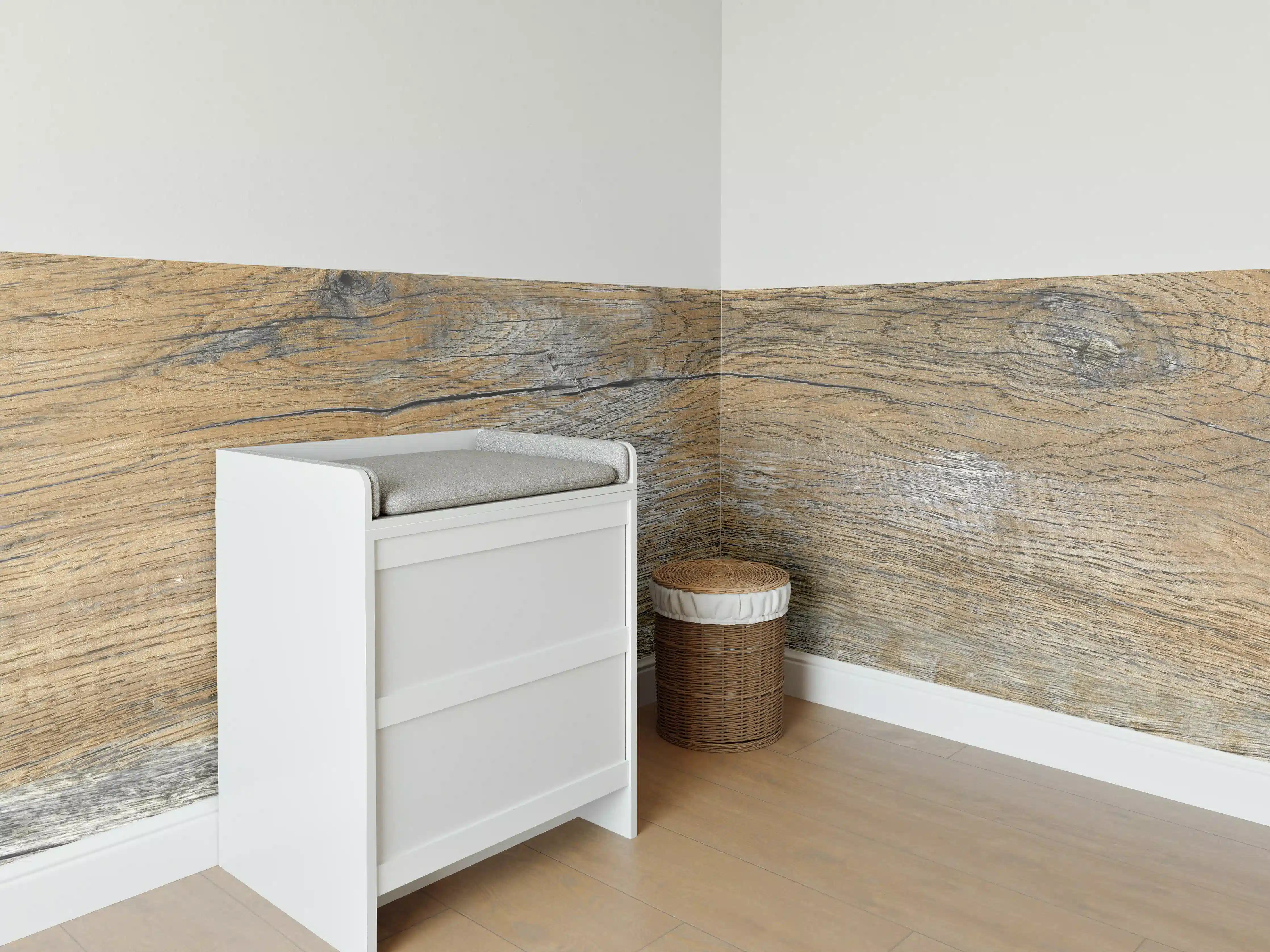 Babyzimmer Wandgestaltung - Naturholz-Textur in warmen Braun- und Grautönen