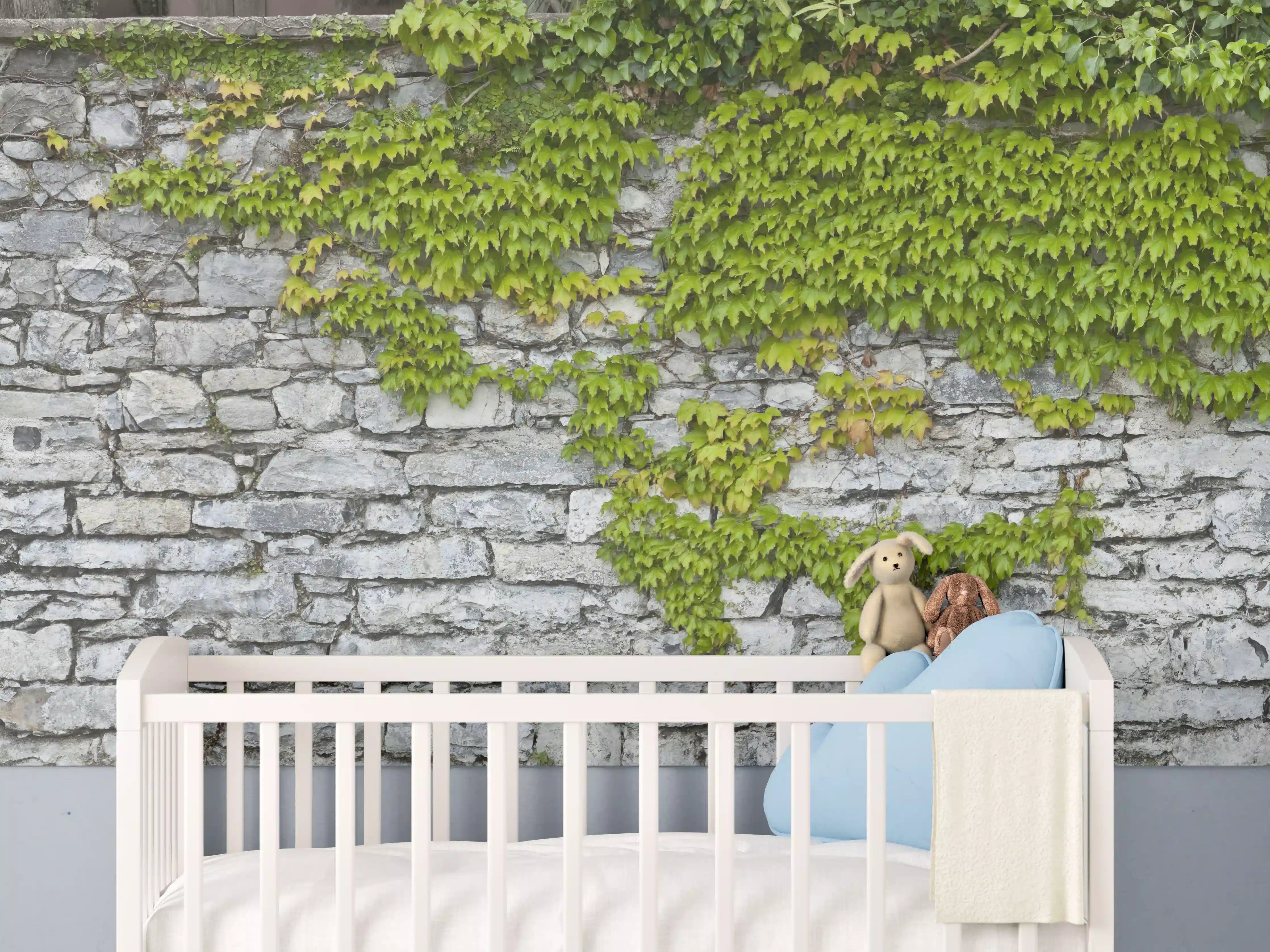 Babyzimmer Wandgestaltung - Natursteinmauer mit Weinlaub