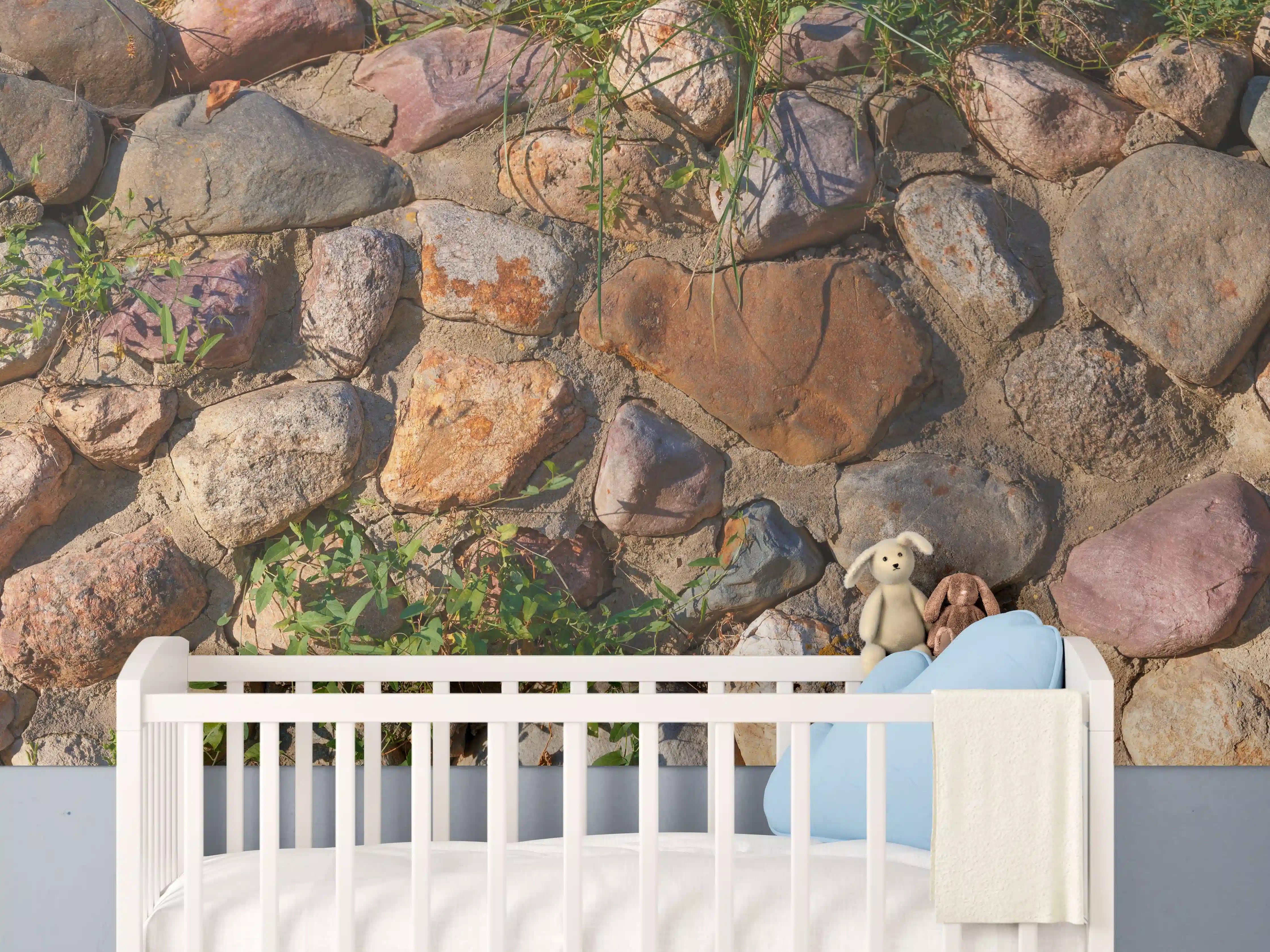 Babyzimmer Wandgestaltung - Natursteinmauer mit buntem Gestein