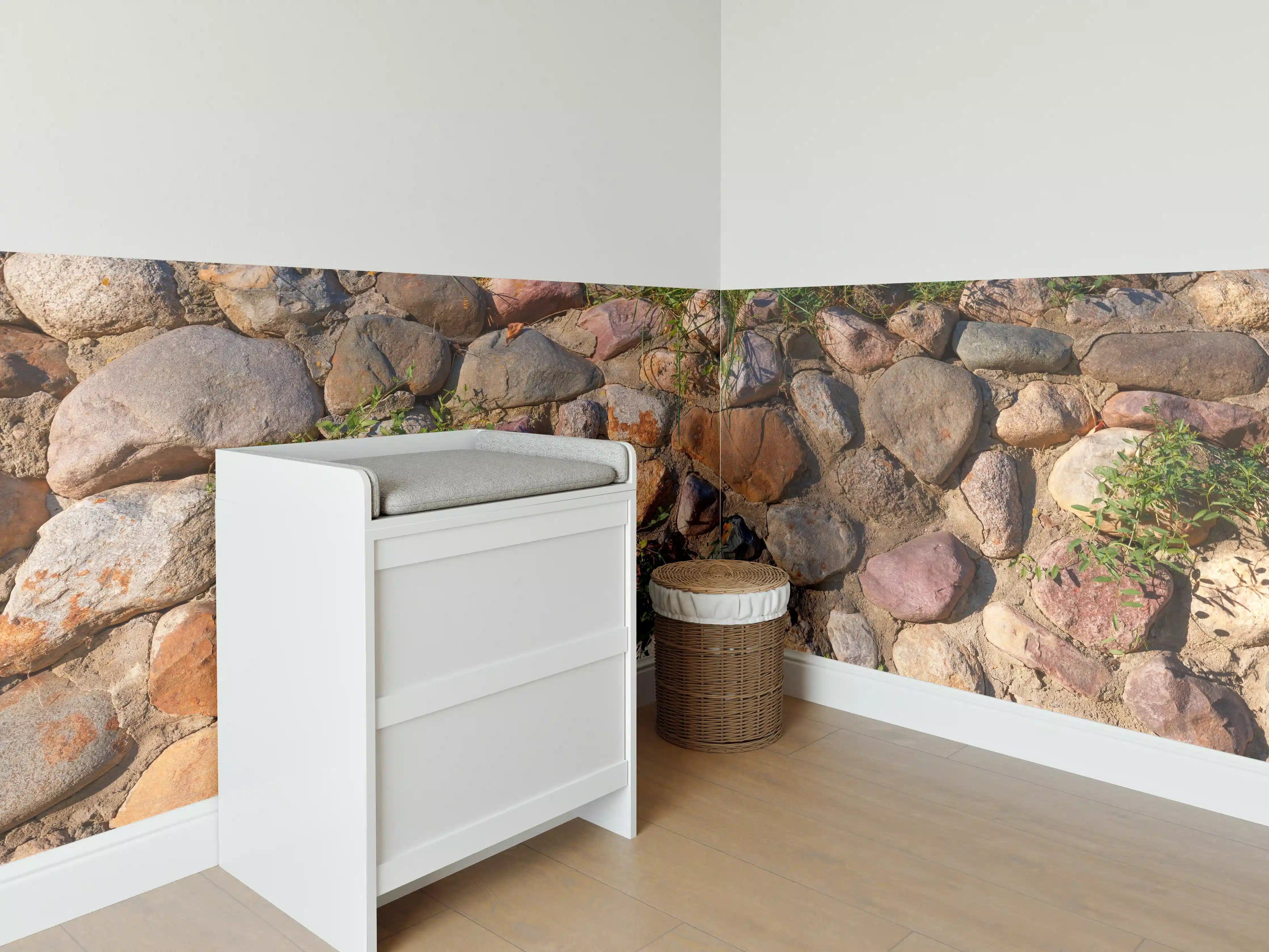 Babyzimmer Wandgestaltung - Natursteinmauer mit buntem Gestein