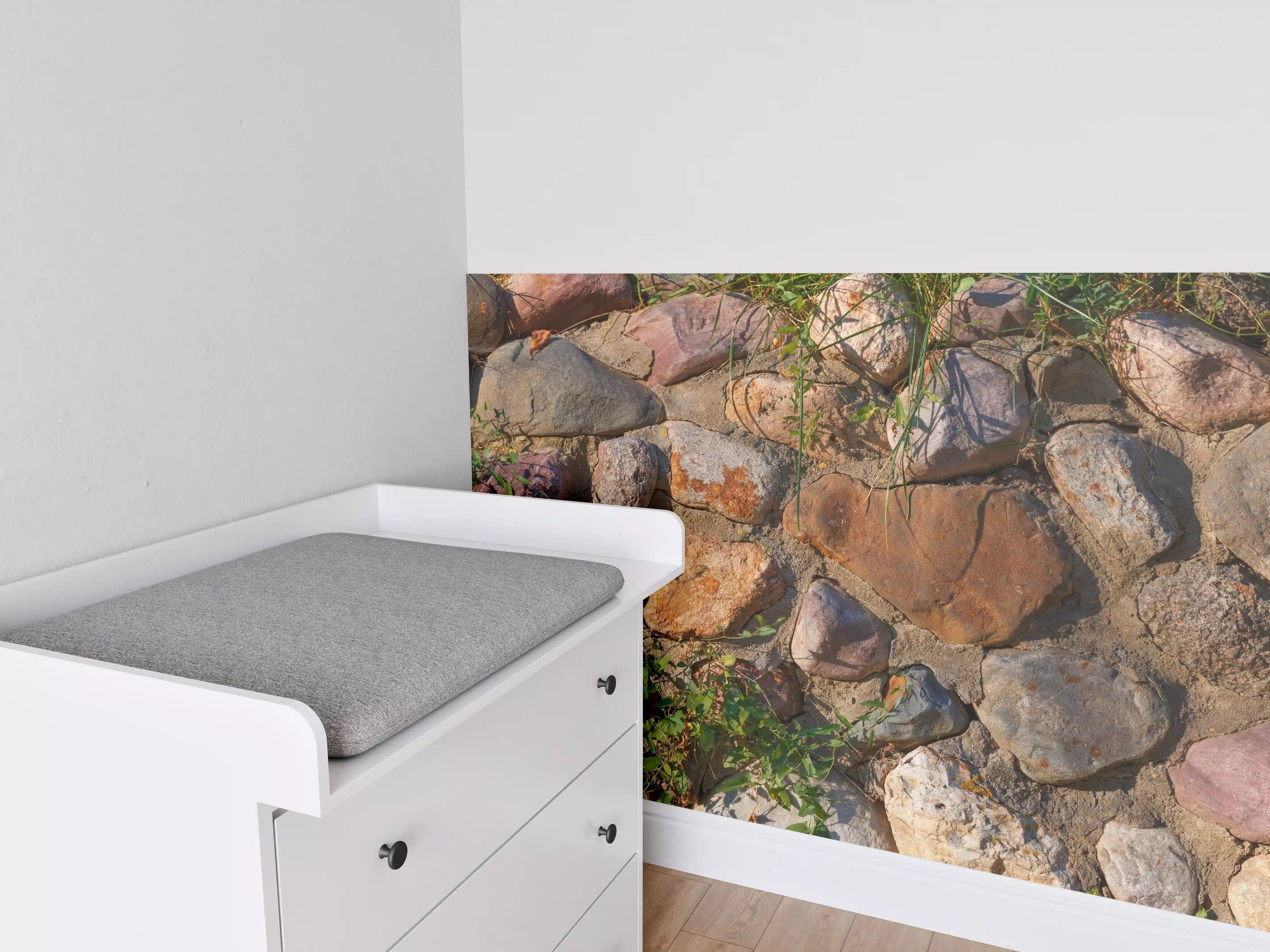 Babyzimmer Wandgestaltung - Natursteinmauer mit buntem Gestein