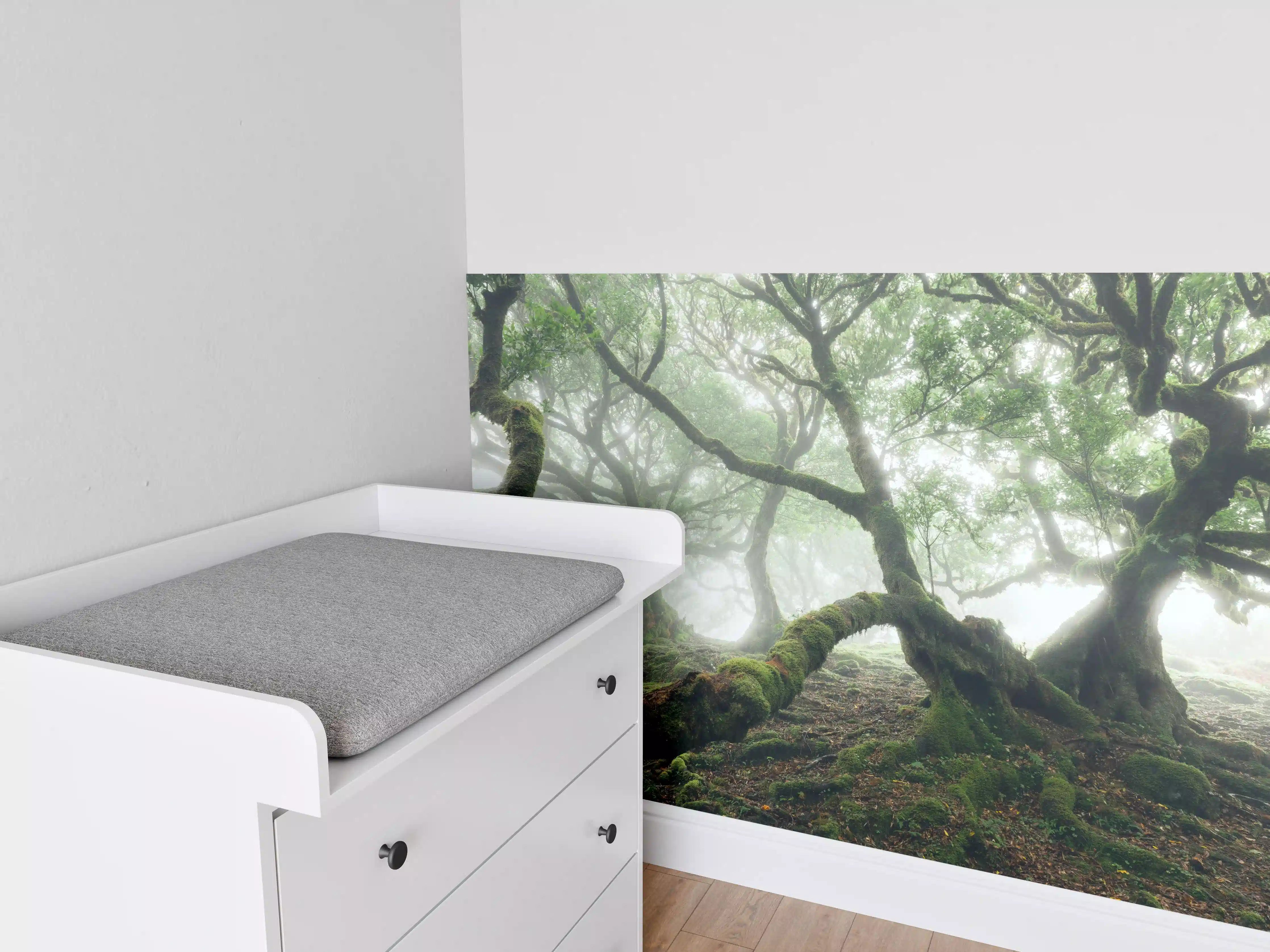 Babyzimmer Wandgestaltung - Nebeliger, mystischer Wald
