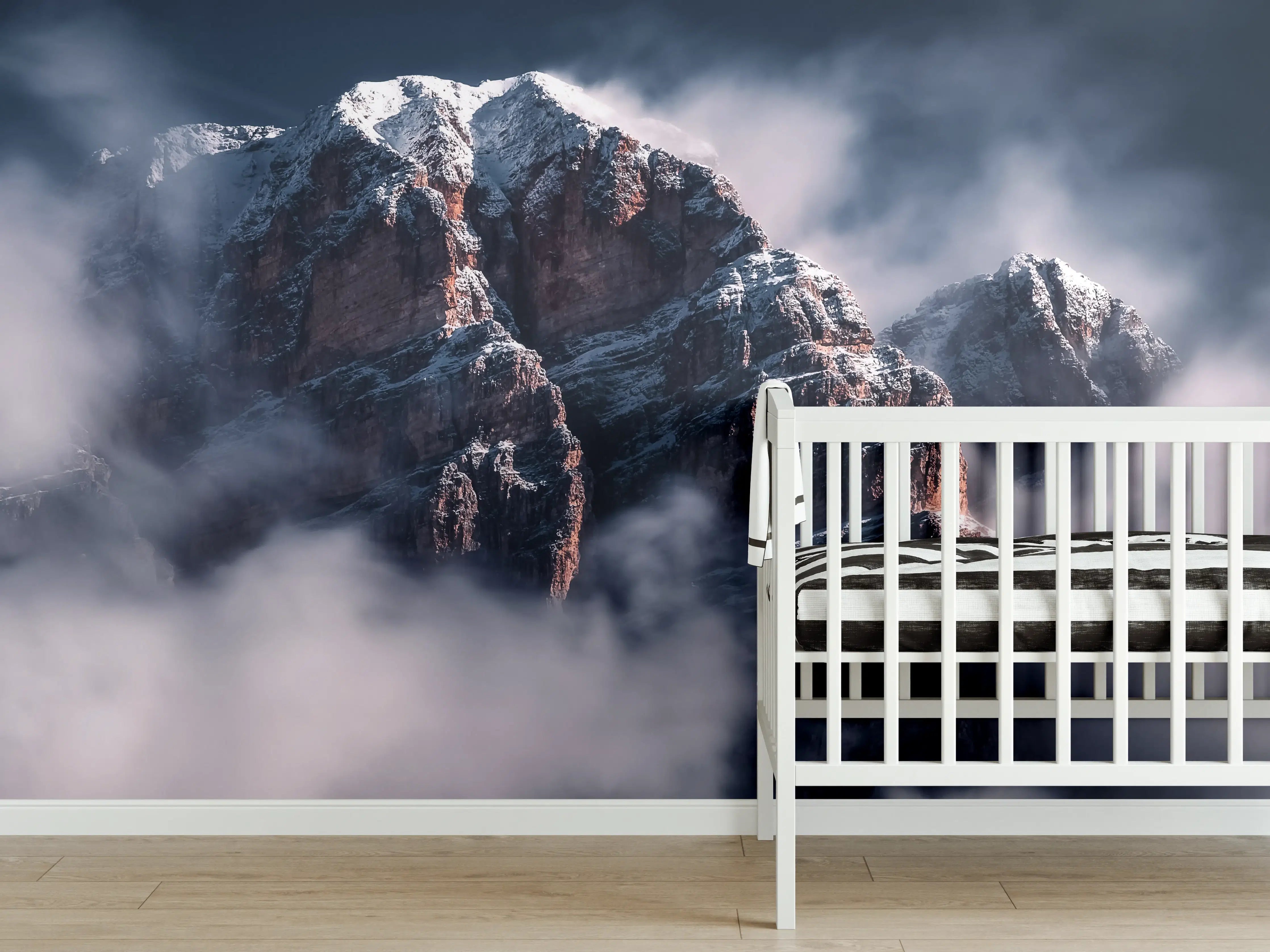 Babyzimmer Wandgestaltung - Nebelverhangene Berggipfel im Winter