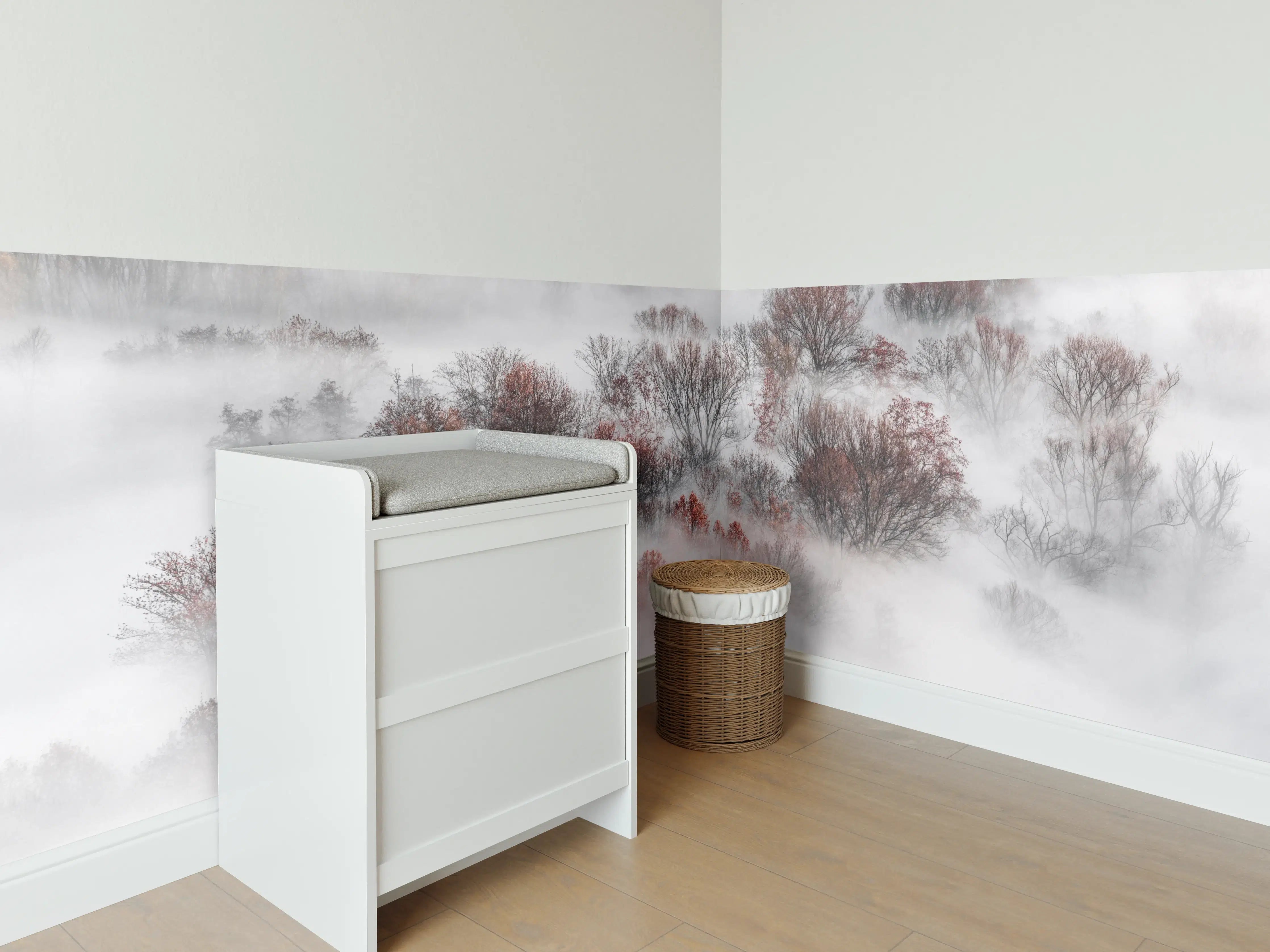 Babyzimmer Wandgestaltung - Nebelverhangener Wald in Weiß-Grau