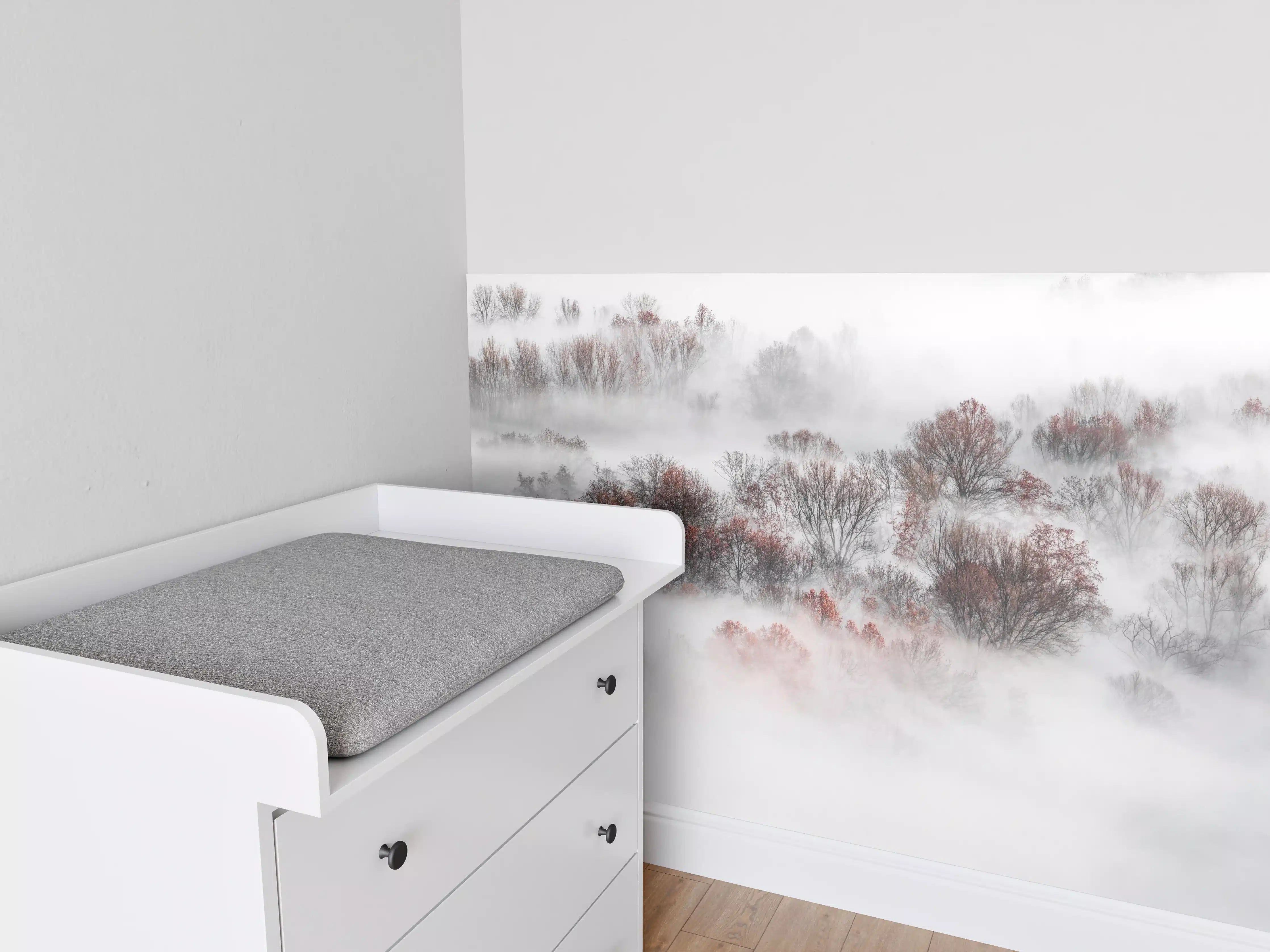 Babyzimmer Wandgestaltung - Nebelverhangener Wald in Weiß-Grau
