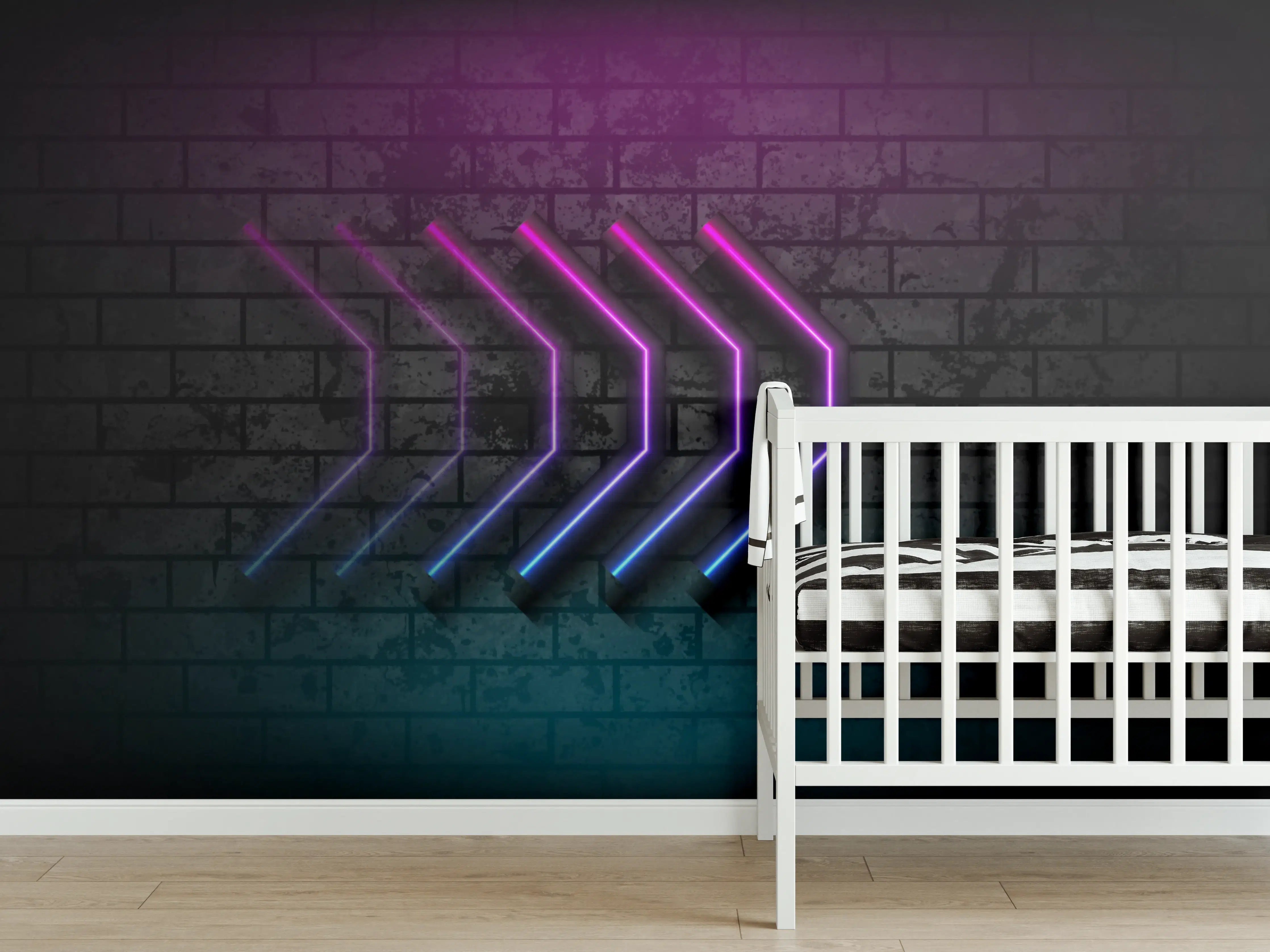 Babyzimmer Wandgestaltung - Neon-Arrows in purpur und blau vor Ziegelwand