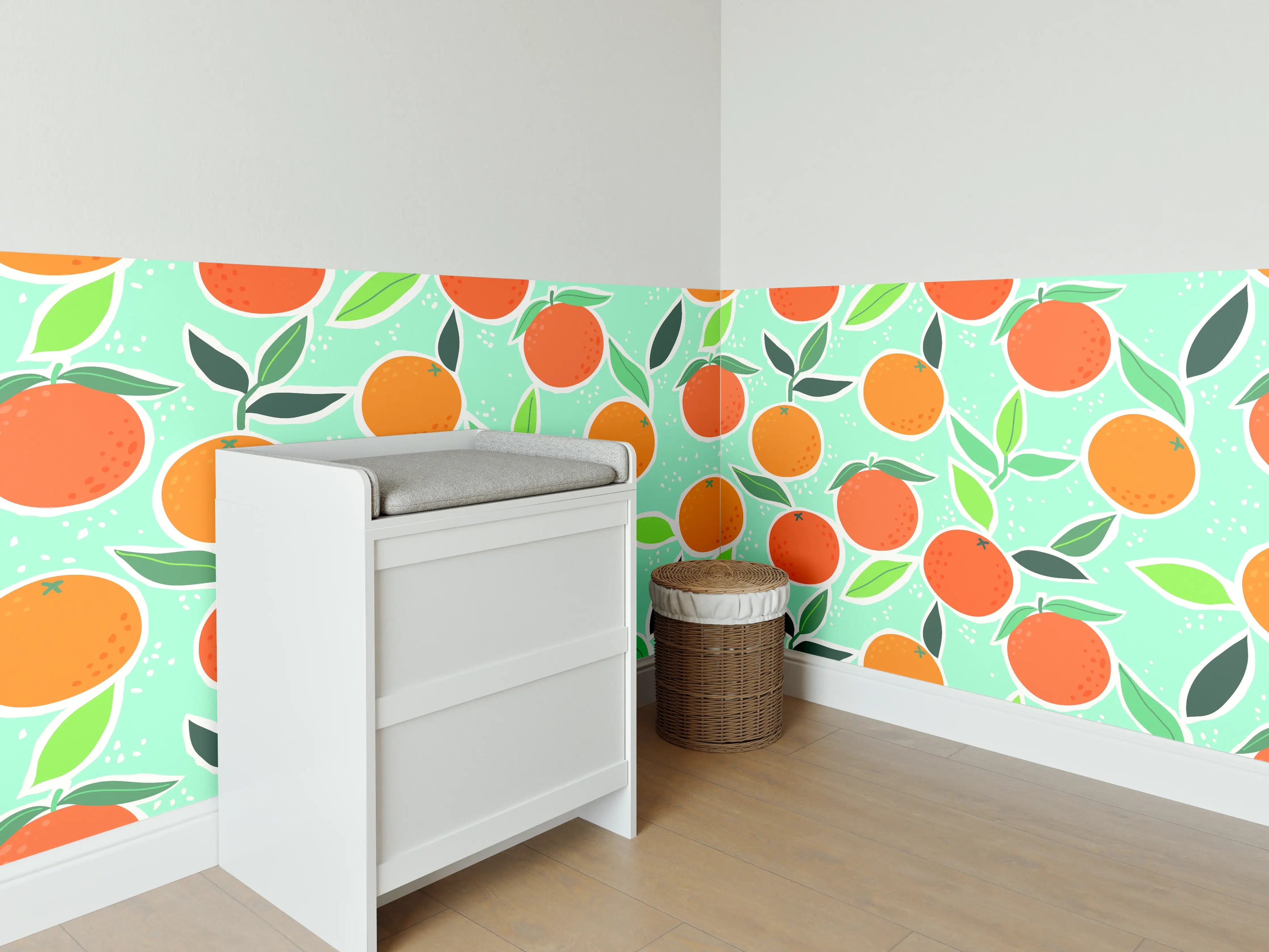 Babyzimmer Wandgestaltung - Orangenbaum Muster auf hellgrünem Hintergrund