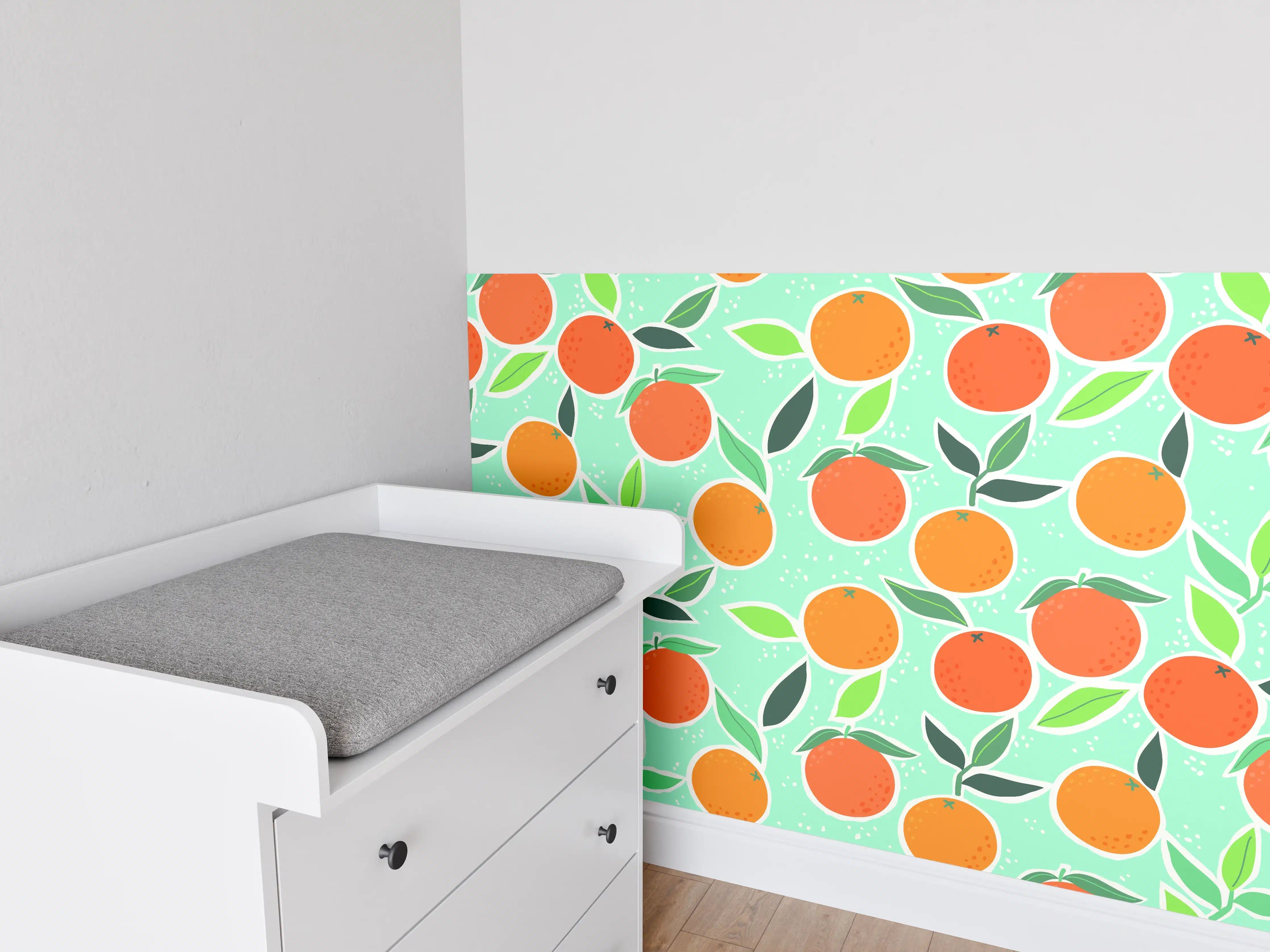 Babyzimmer Wandgestaltung - Orangenbaum Muster auf hellgrünem Hintergrund
