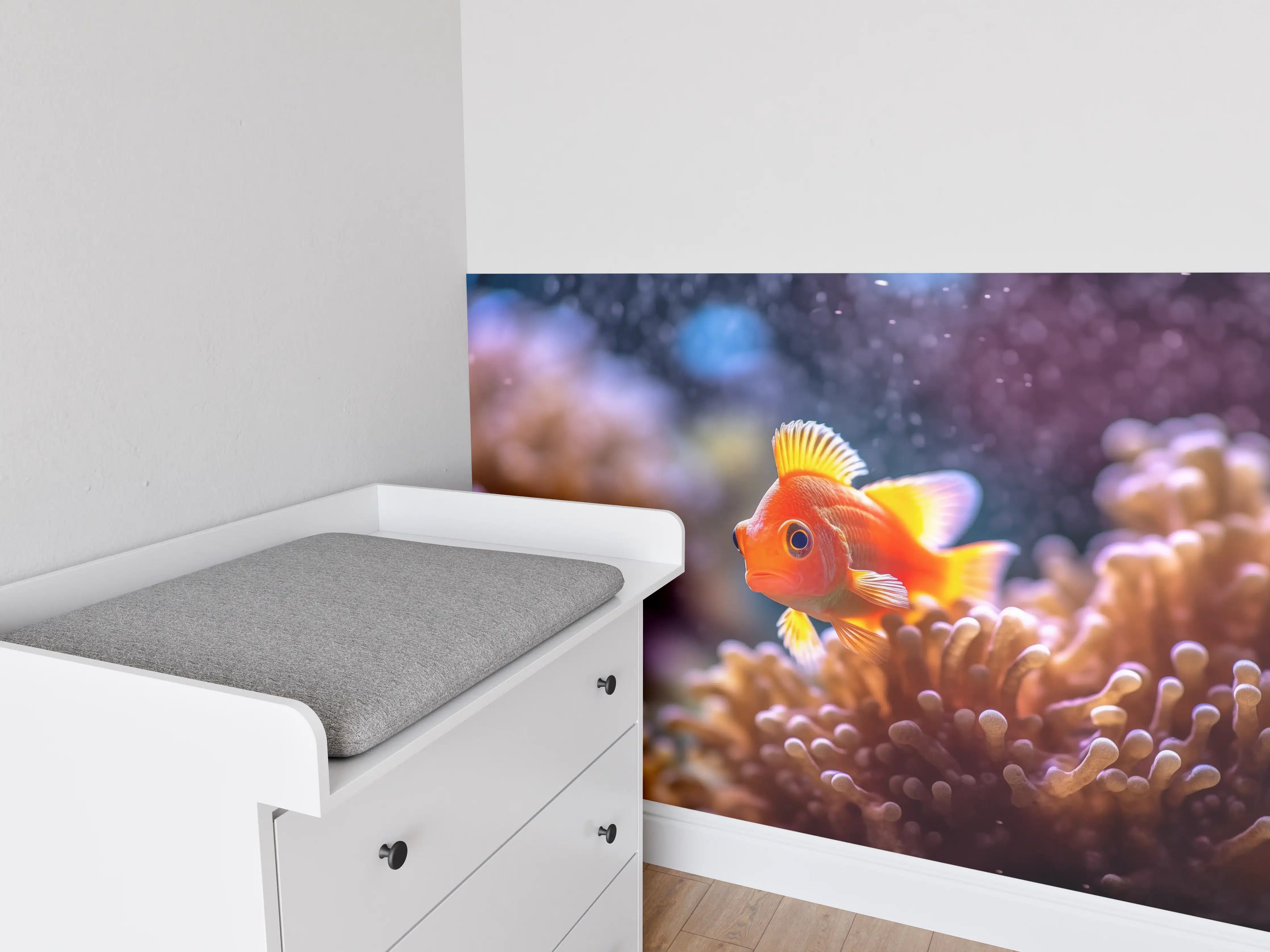 Babyzimmer Wandgestaltung - Oranger Anemonenfisch im Korallenriff