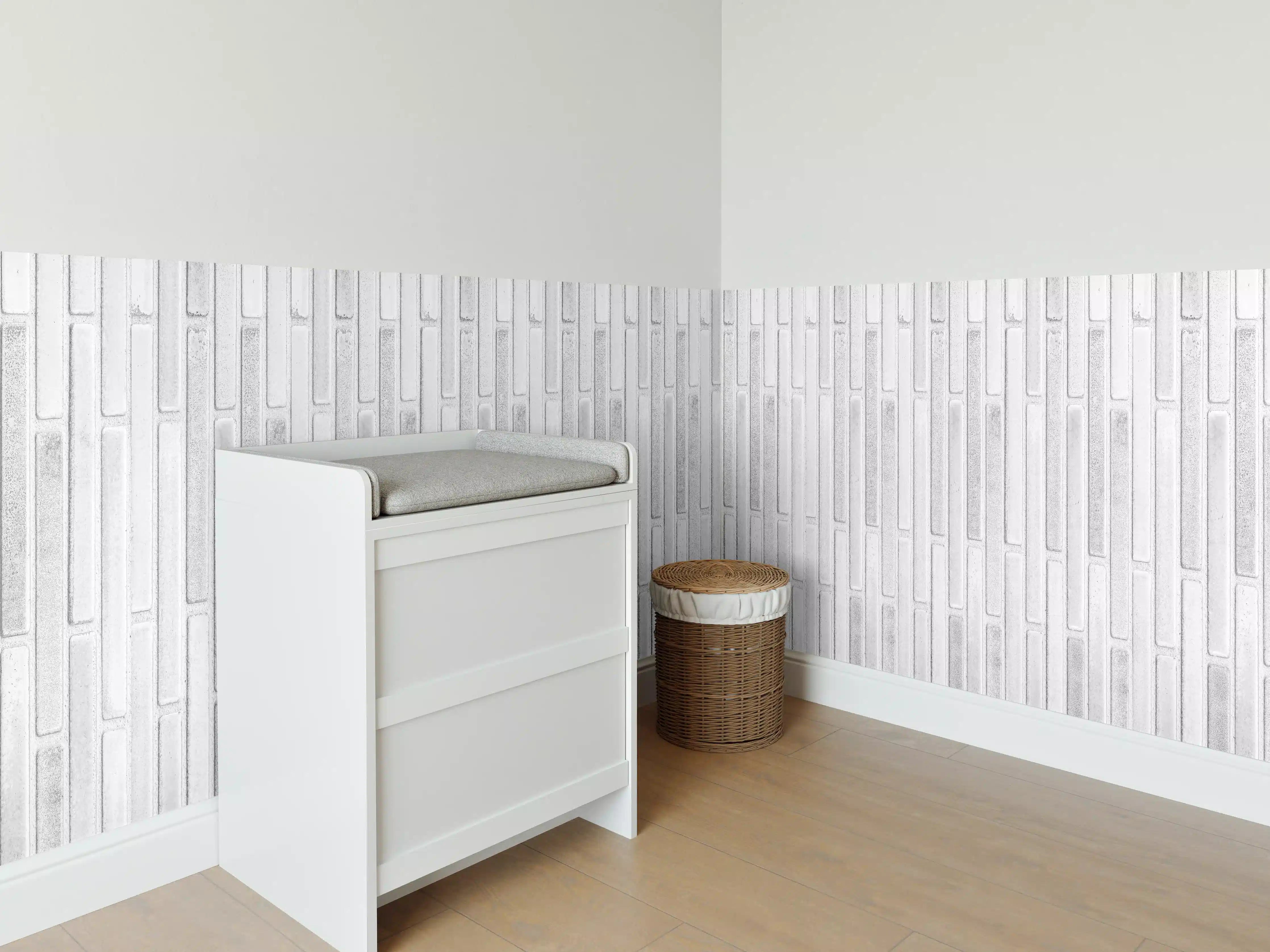 Babyzimmer Wandgestaltung - Panorama der weißen Steinwand mit Streifen Textur
