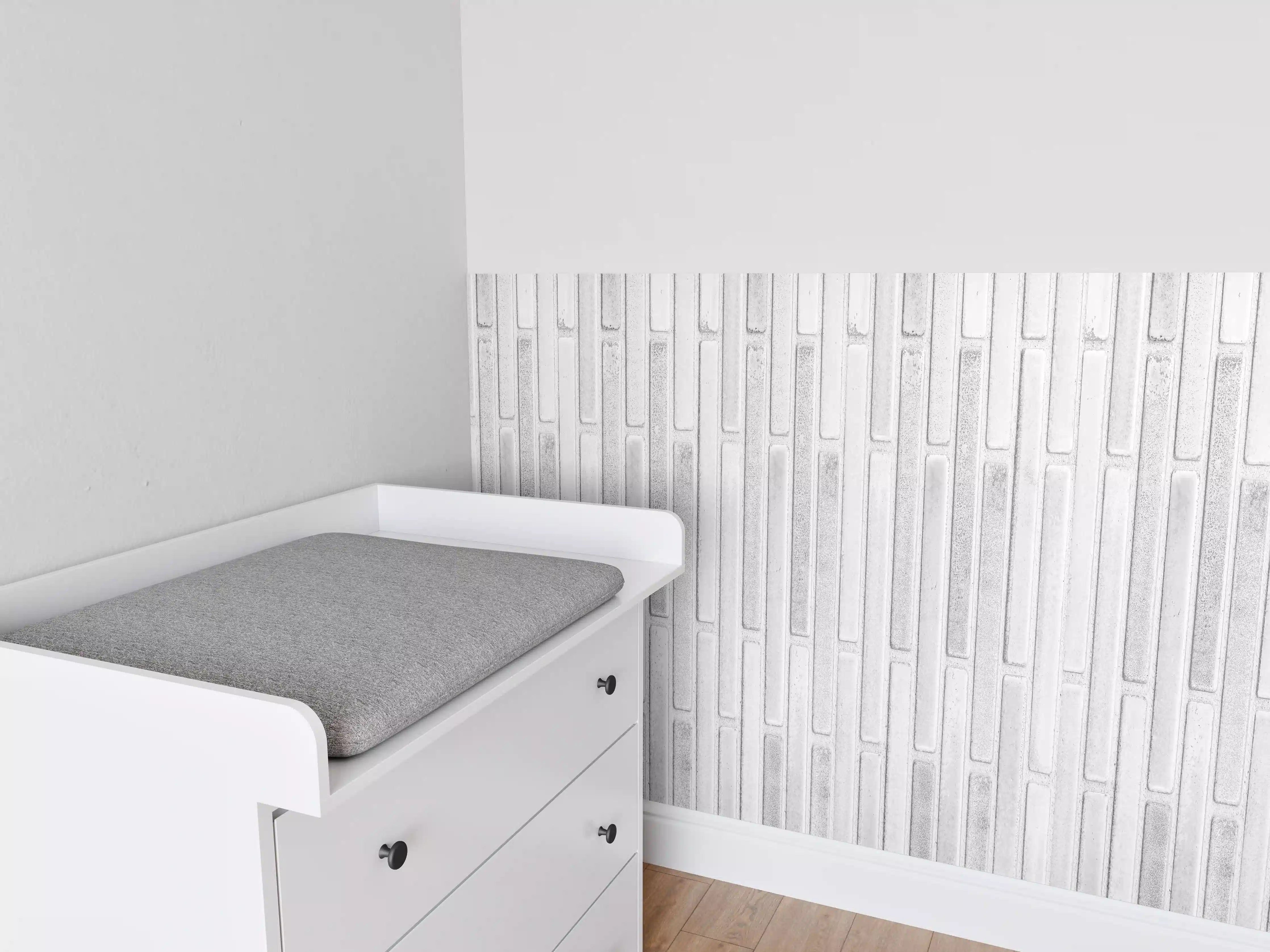 Babyzimmer Wandgestaltung - Panorama der weißen Steinwand mit Streifen Textur