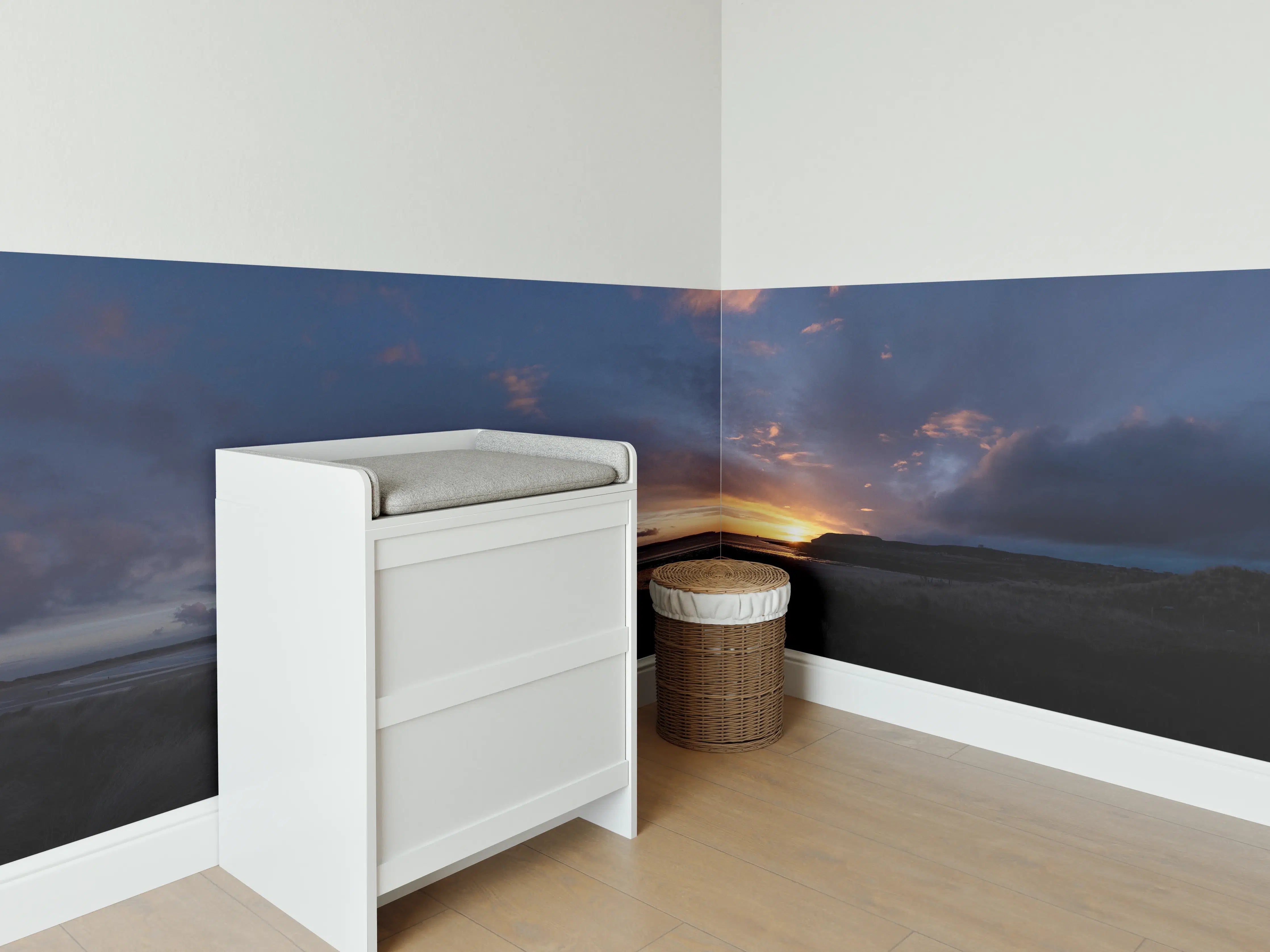 Babyzimmer Wandgestaltung - Panoramischer Sonnenuntergang über ruhigem Wasser