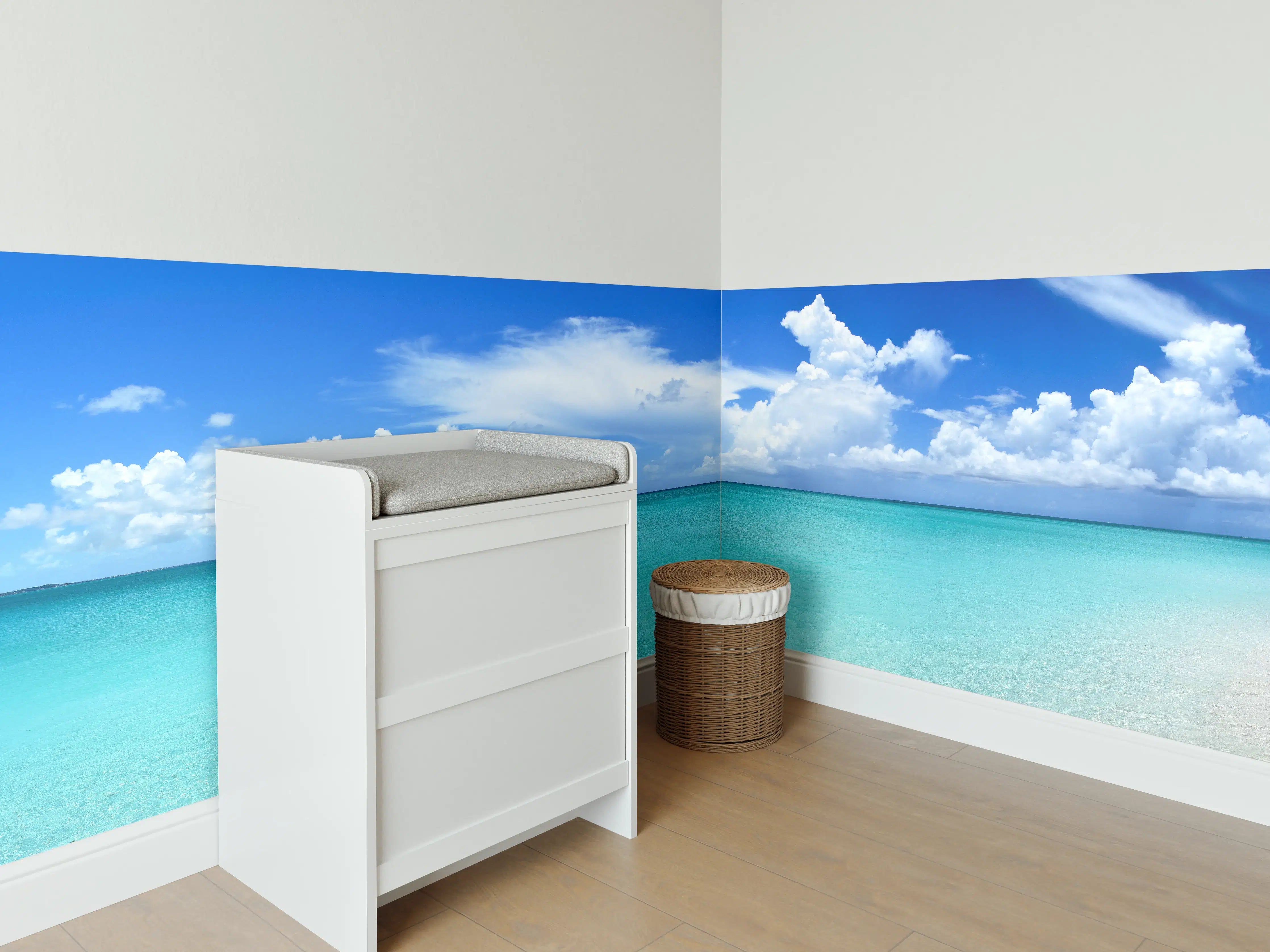 Babyzimmer Wandgestaltung - Paradiesische Strandkulisse mit Himmel und Wasser
