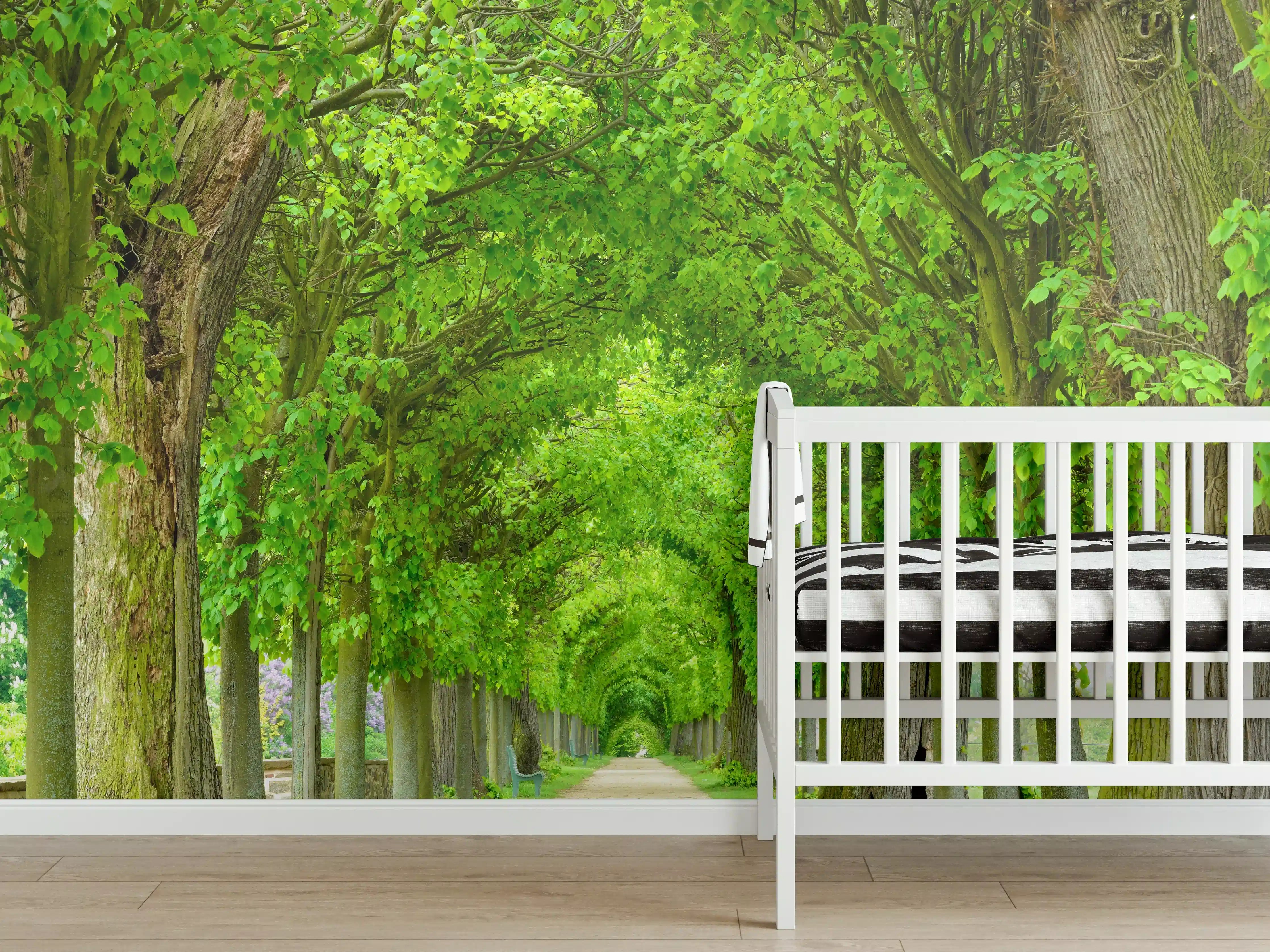 Babyzimmer Wandgestaltung - Park mit tunnelartiger Lindenallee im Frühling