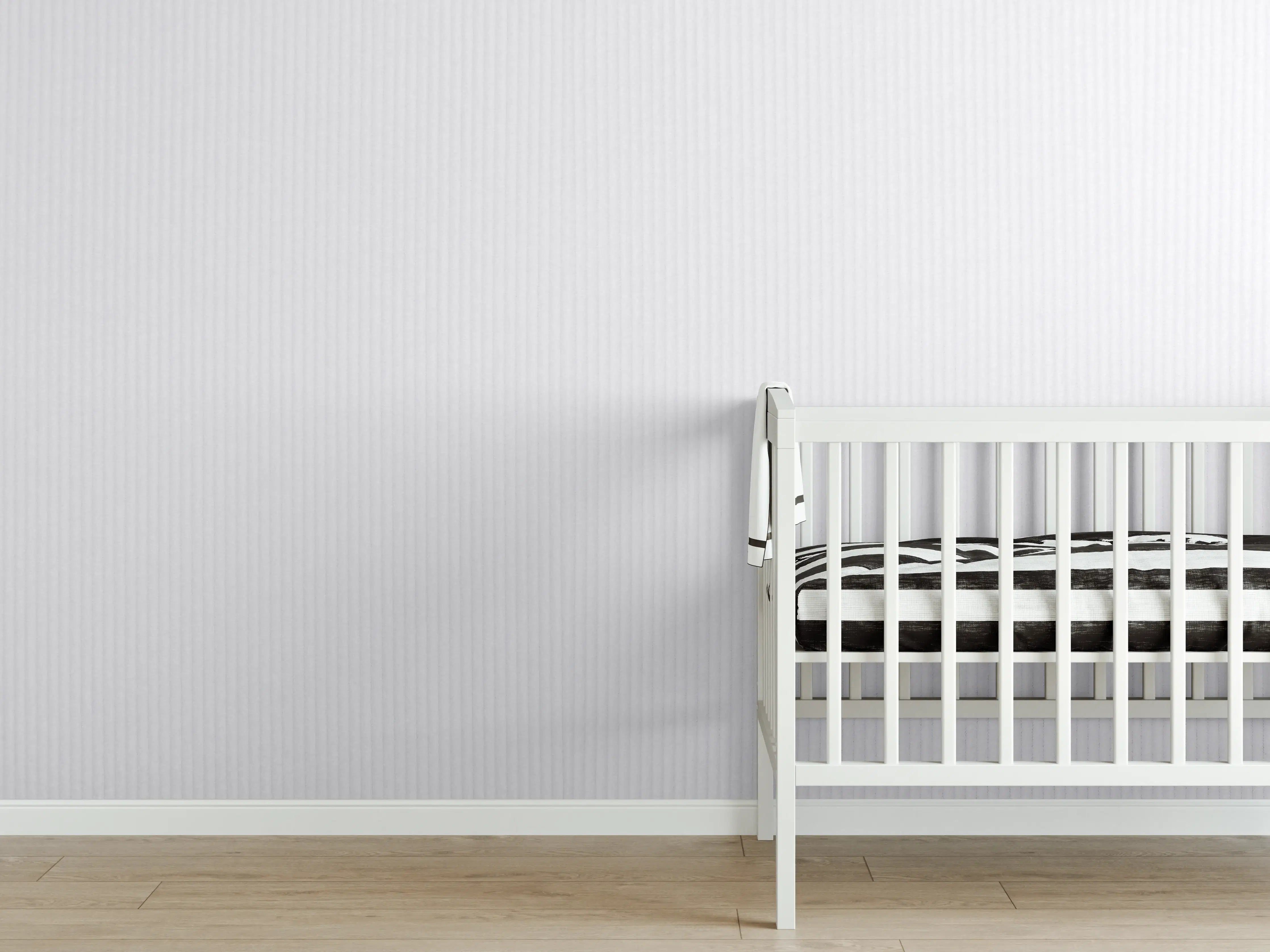 Babyzimmer Wandgestaltung - Pastellfarbiger lila Stoff