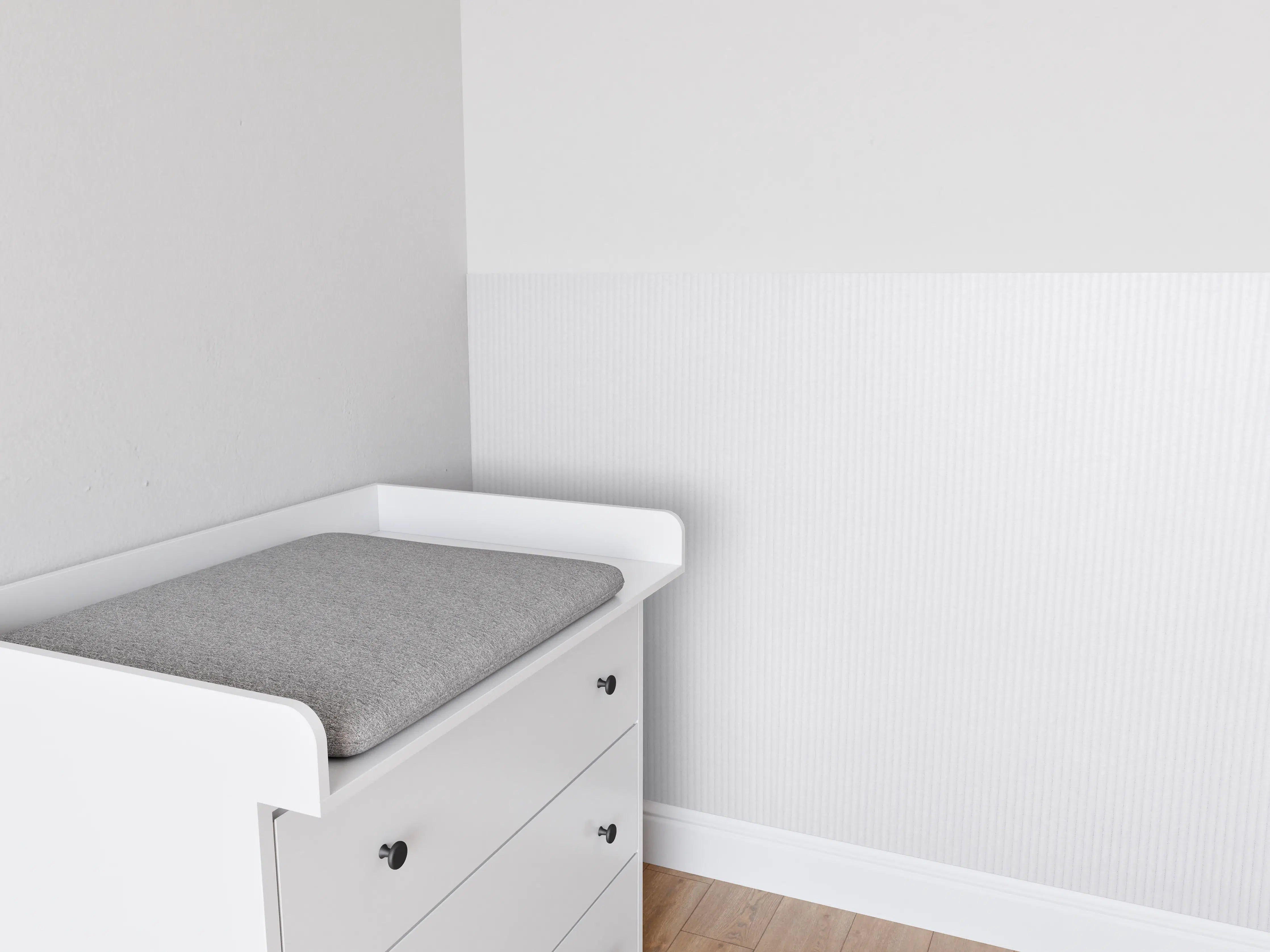 Babyzimmer Wandgestaltung - Pastellfarbiger lila Stoff