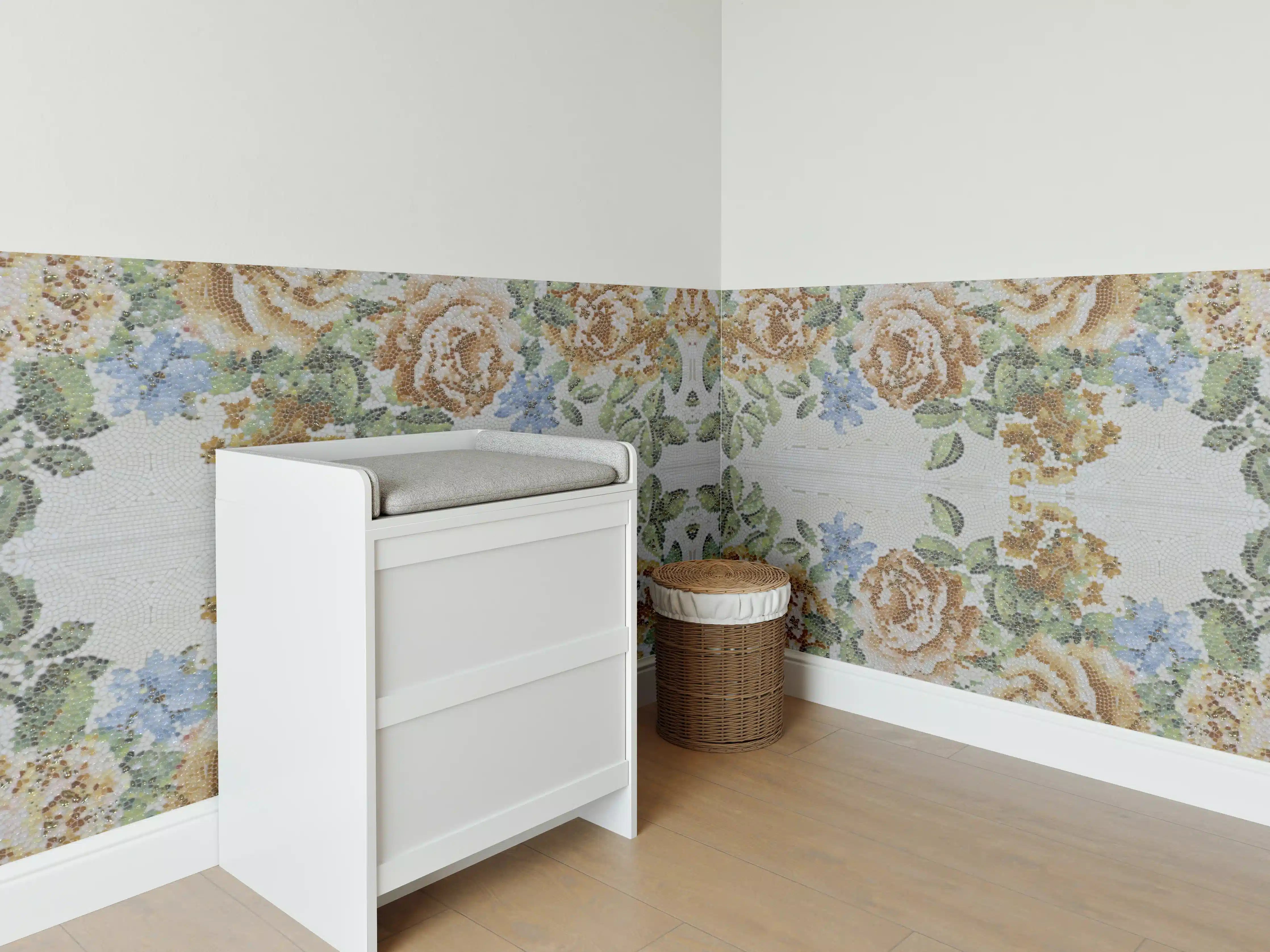 Babyzimmer Wandgestaltung - Pastellgraue Blumenmuster