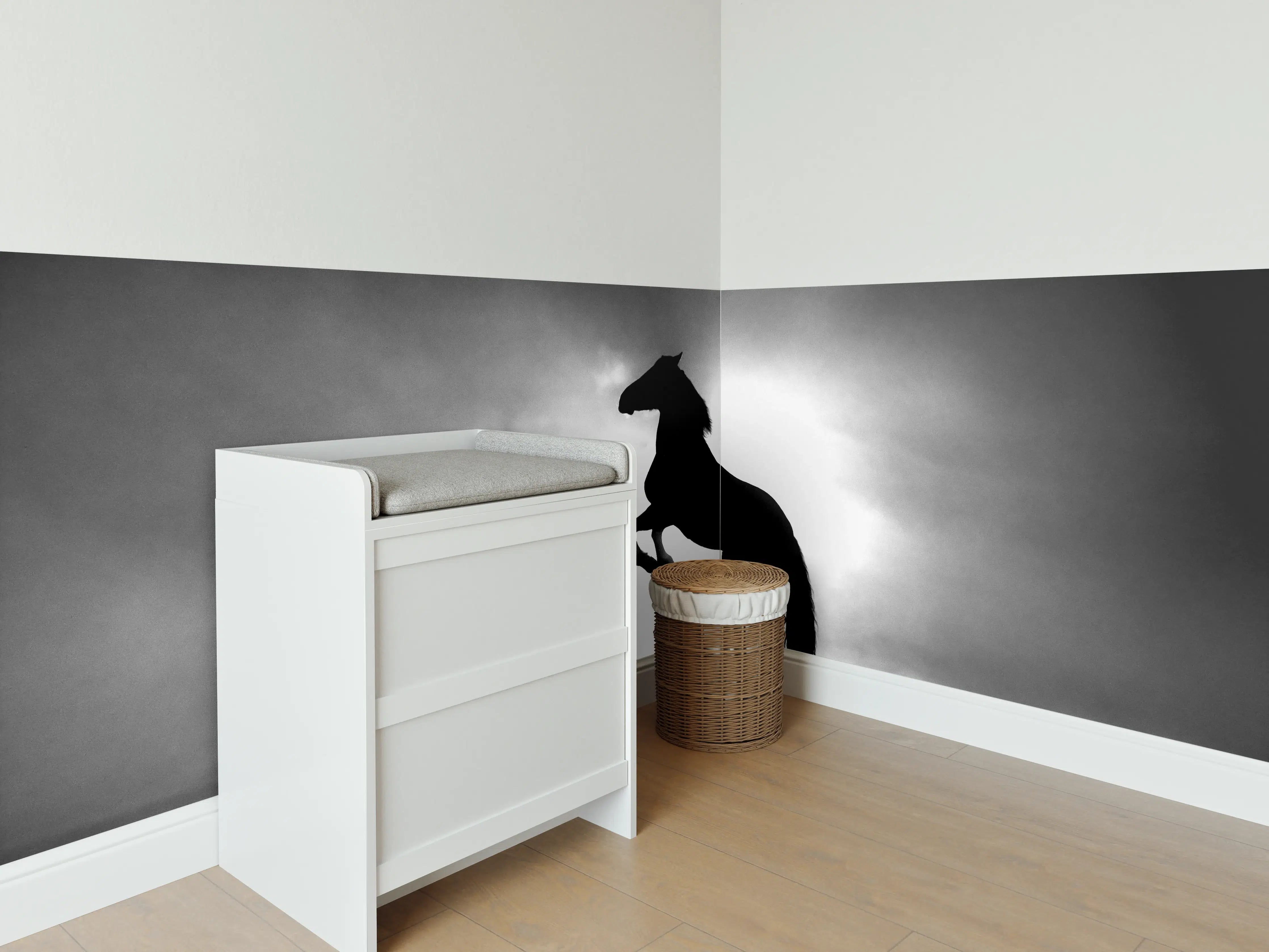 Babyzimmer Wandgestaltung - Pferd-Aufzucht in Schwarz-Weiß