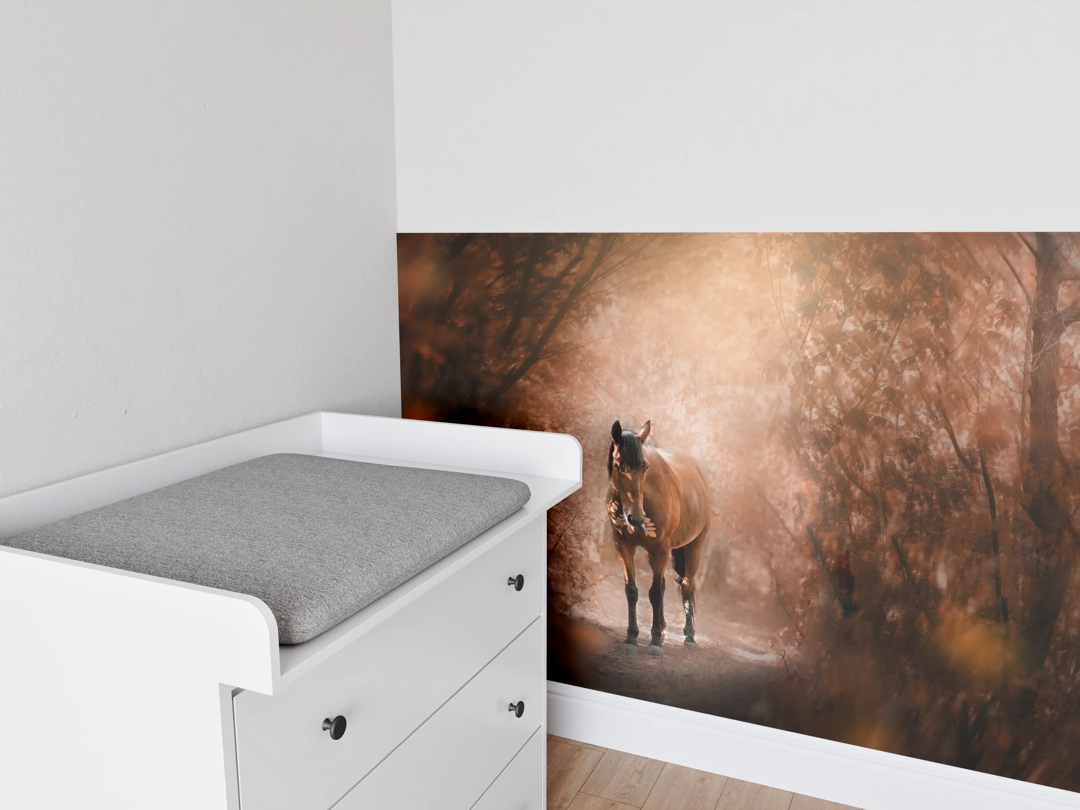 Babyzimmer Wandgestaltung - Pferd stehend im Wald