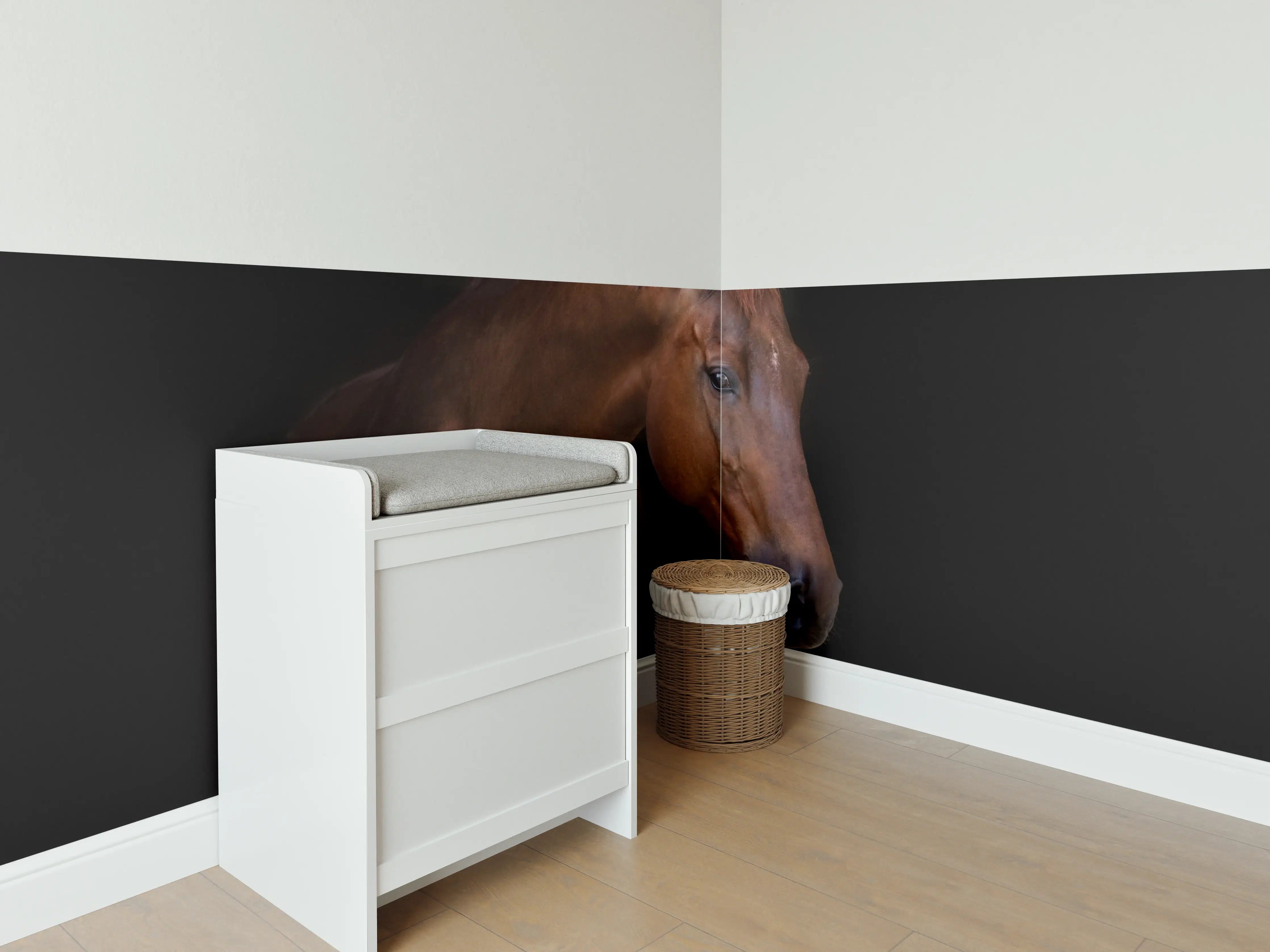 Babyzimmer Wandgestaltung - Pferde Porträt auf schwarzem Hintergrund