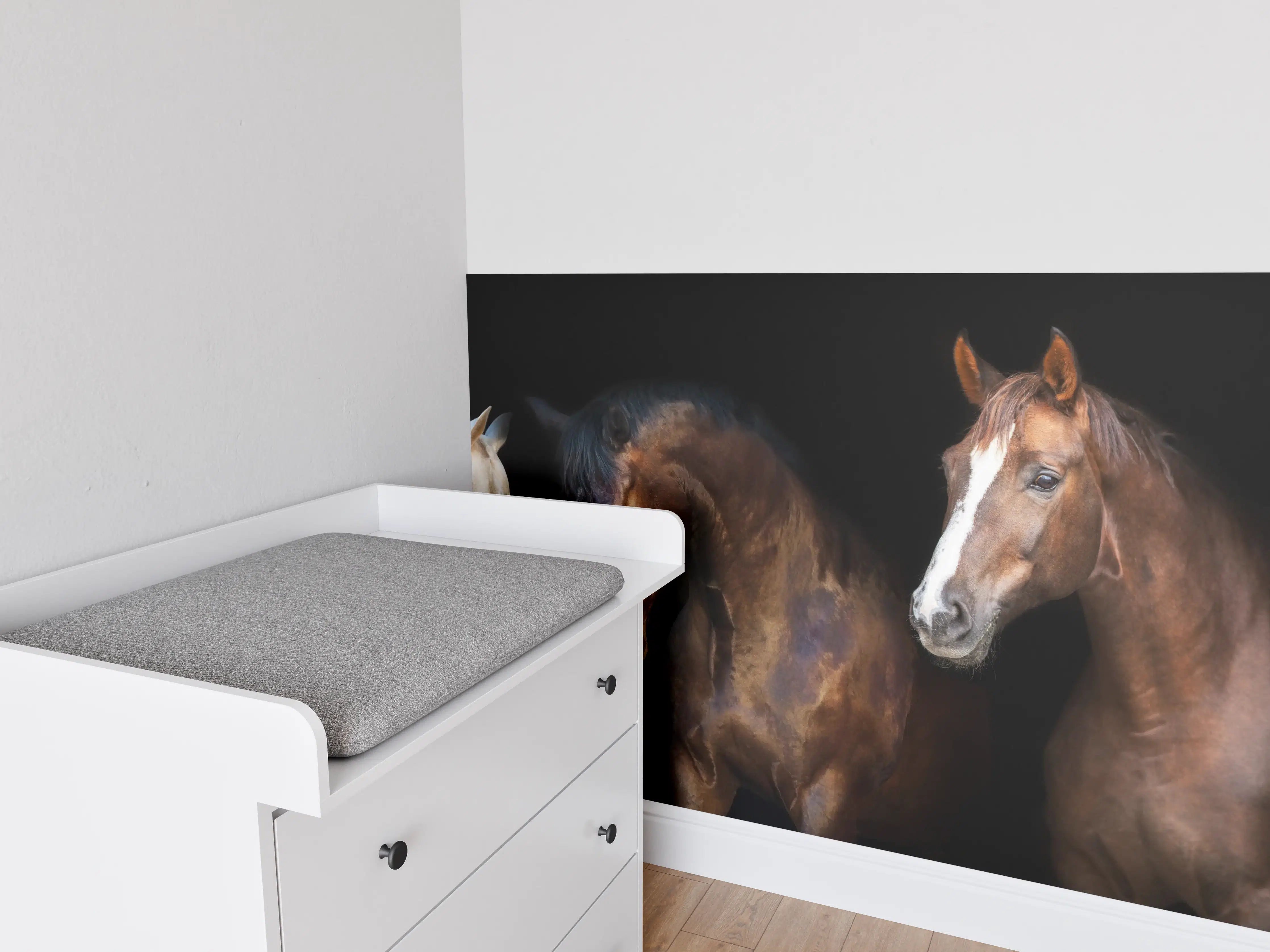 Babyzimmer Wandgestaltung - Pferdegruppe auf Schwarz