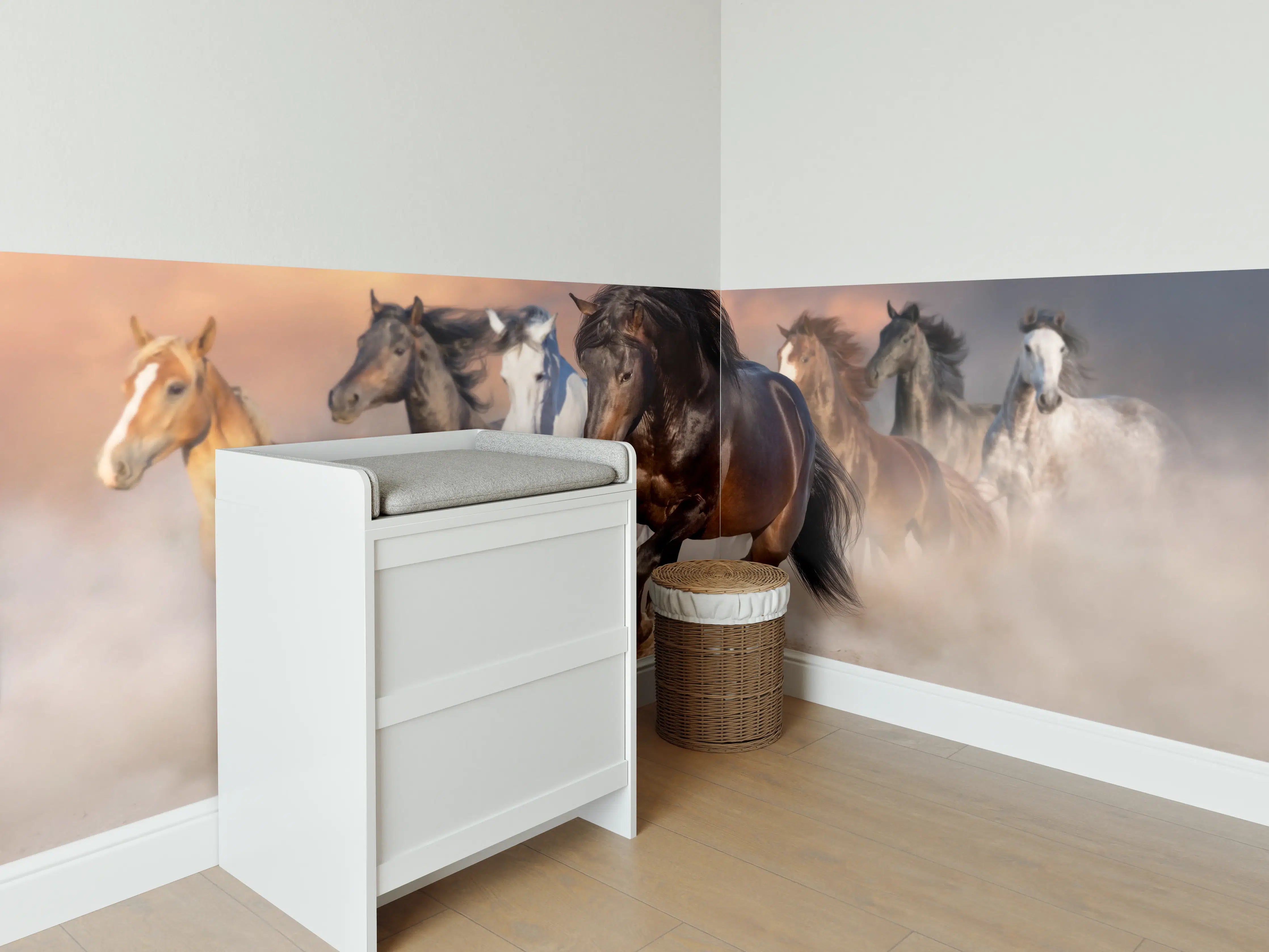 Babyzimmer Wandgestaltung - Pferdeherde galoppierend im Wüstenstaub