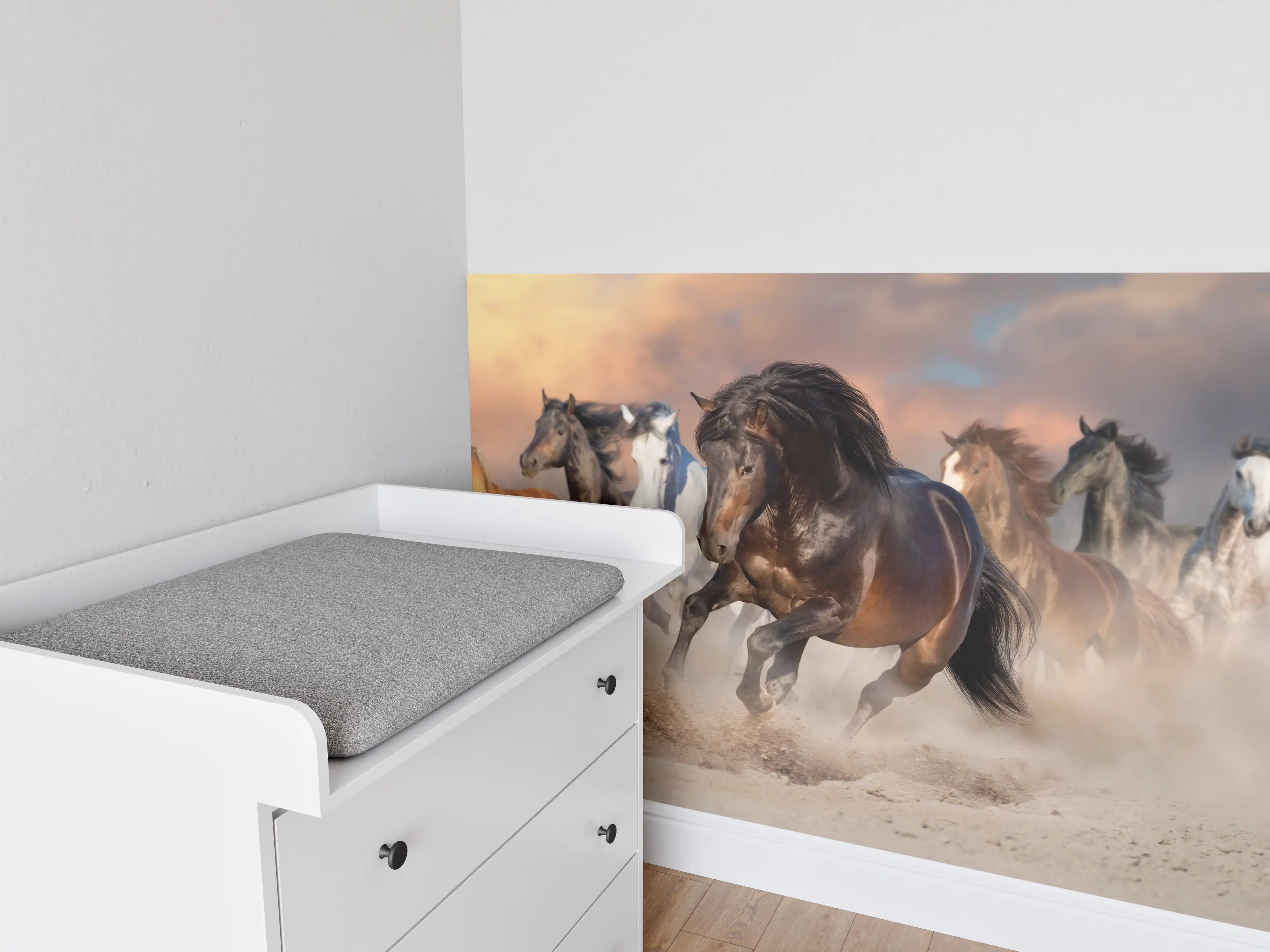 Babyzimmer Wandgestaltung - Pferdeherde galoppierend im Wüstenstaub