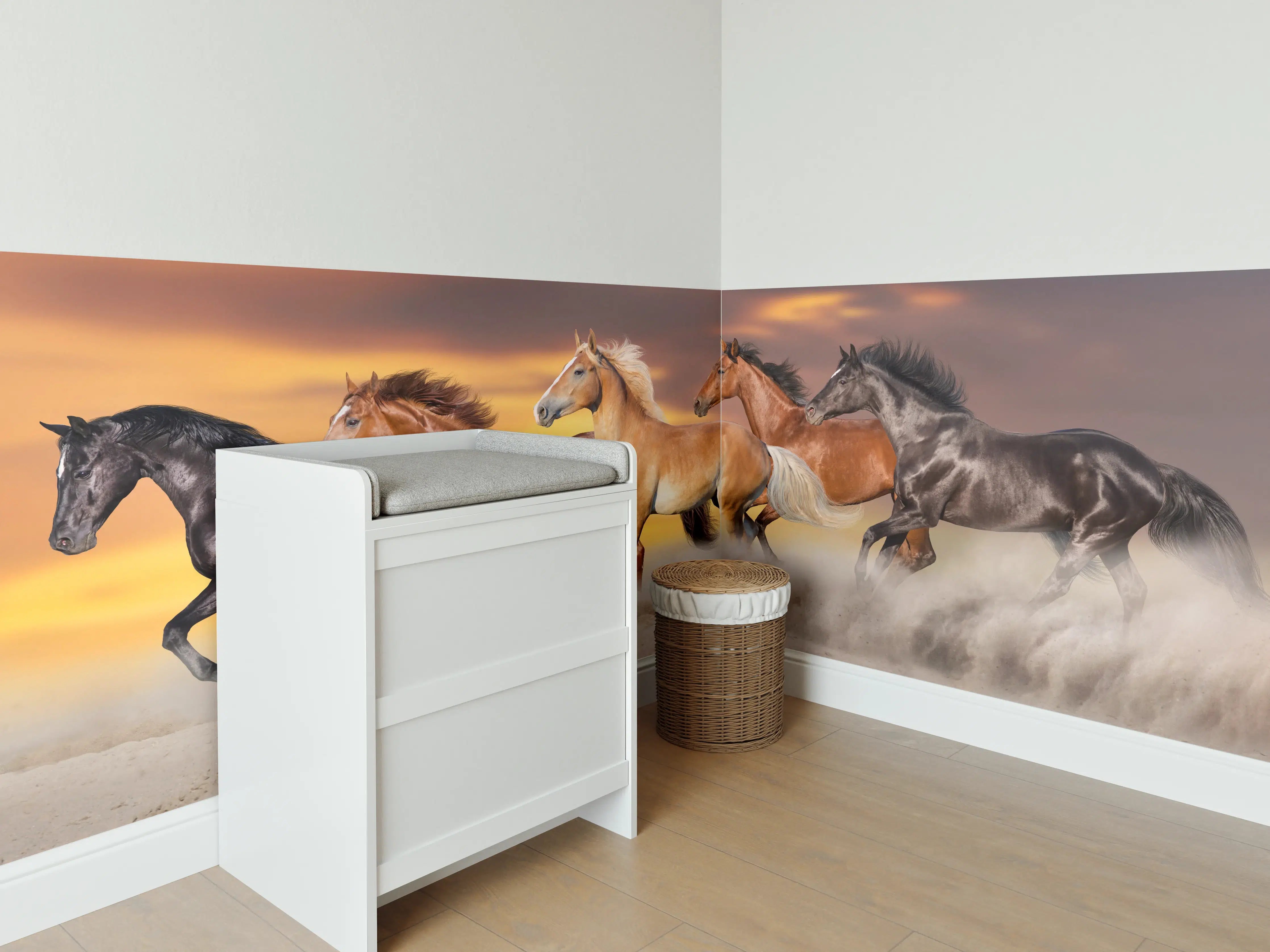 Babyzimmer Wandgestaltung - Pferdeherde galoppiert im Wüstenstaub