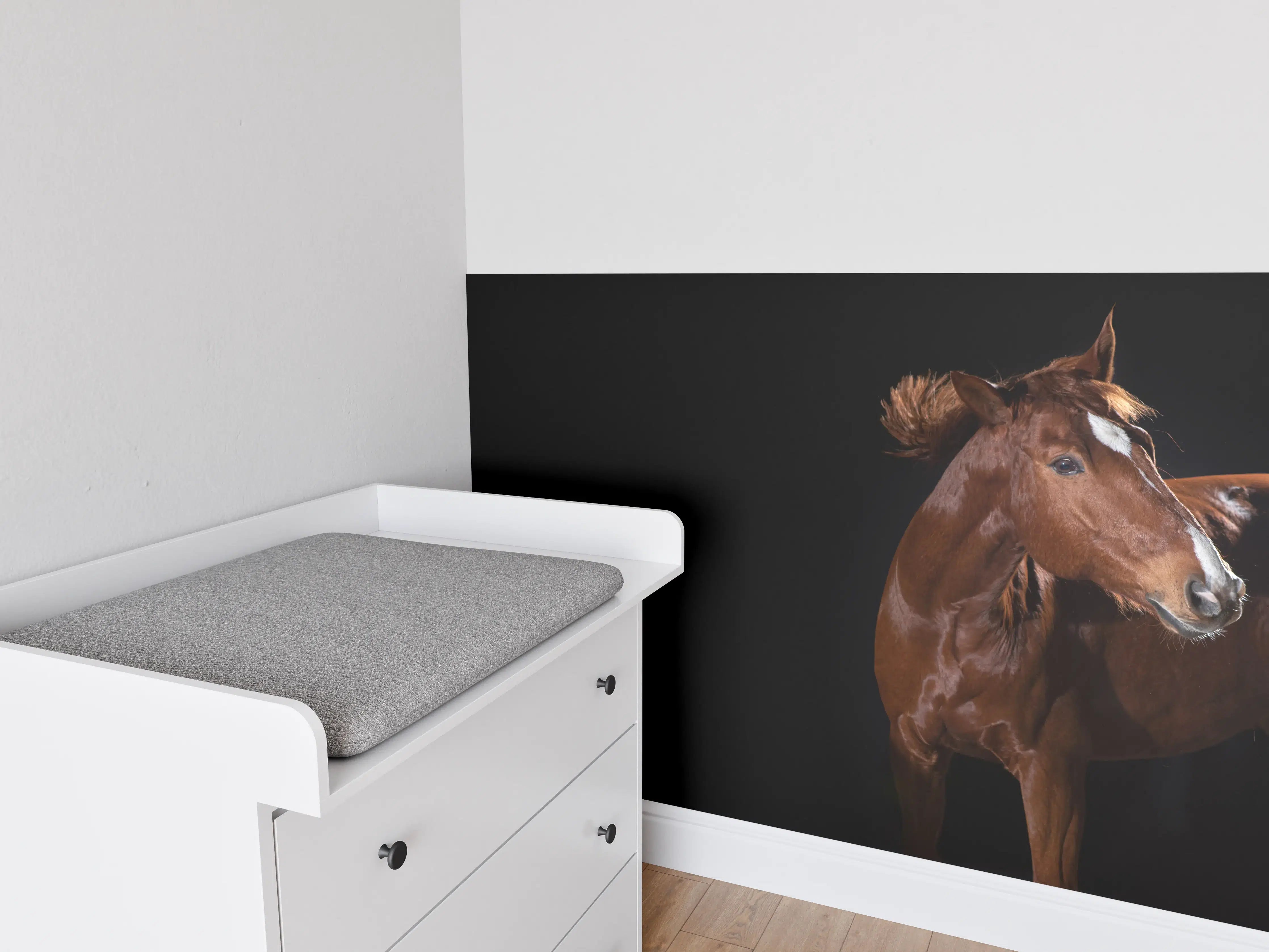 Babyzimmer Wandgestaltung - Pferdeporträt auf schwarzem Hintergrund