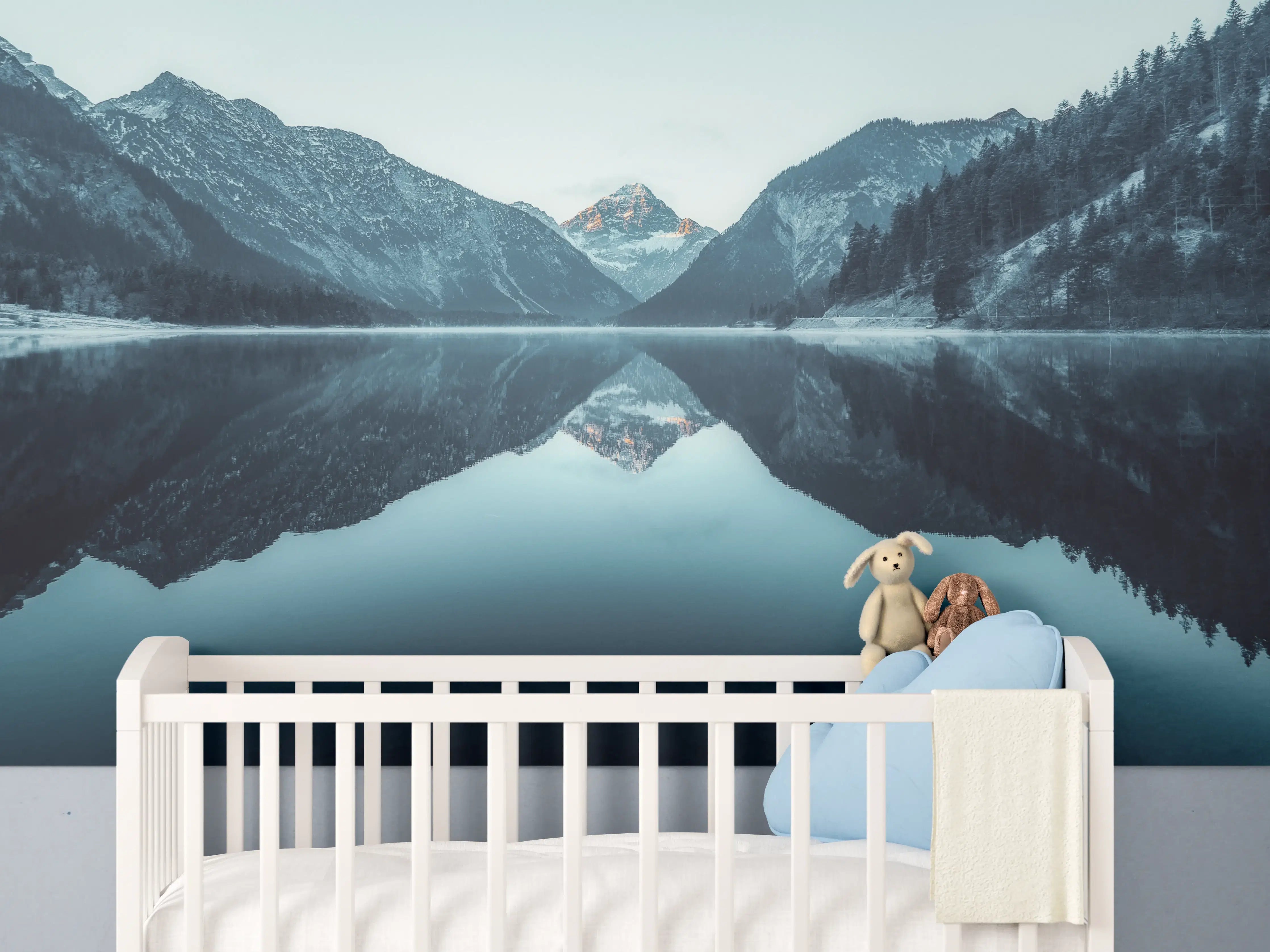 Babyzimmer Wandgestaltung - Plansee im Winter - Österreich