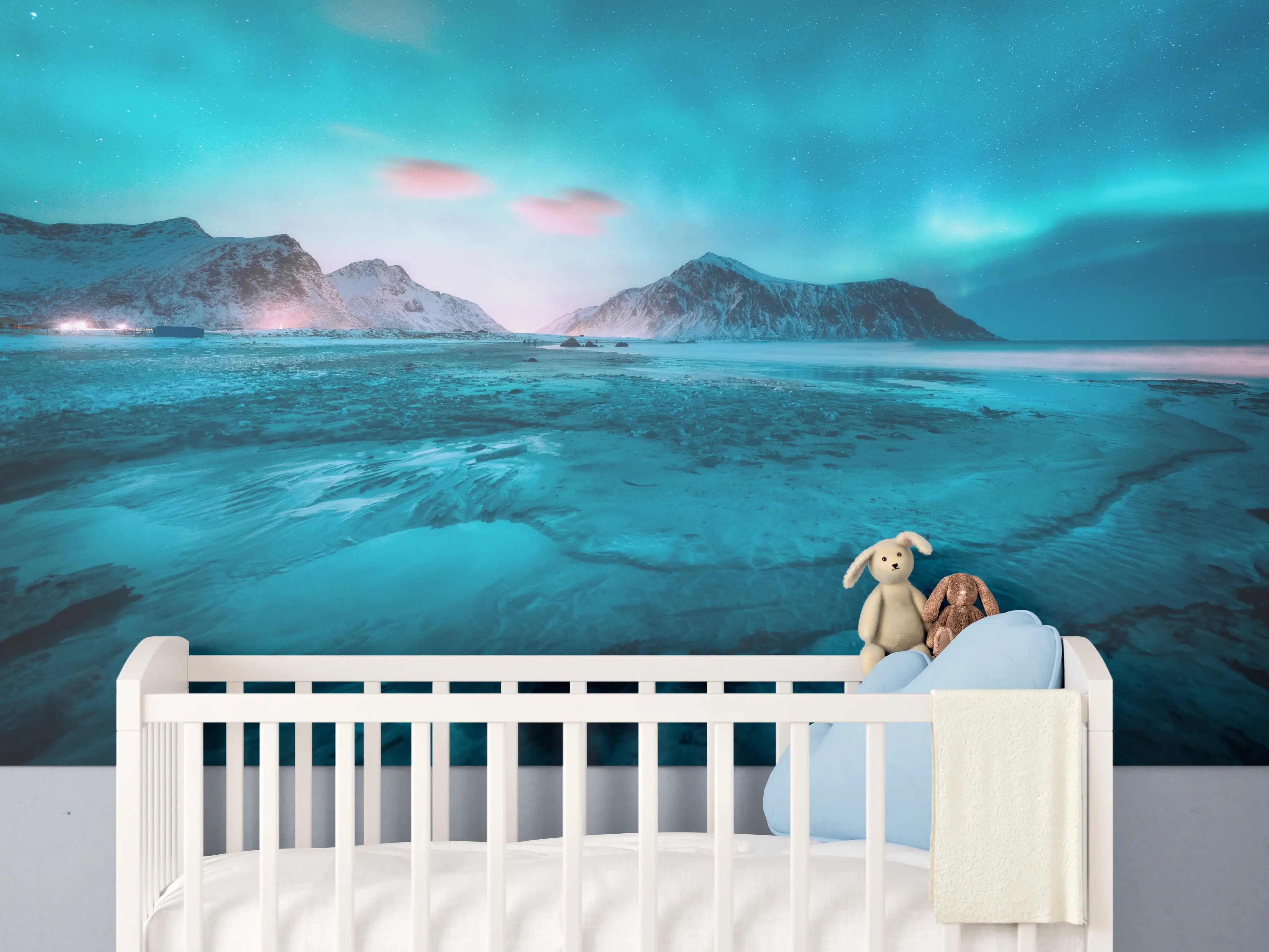 Babyzimmer Wandgestaltung - Polarlicht über schneebedeckten Berg mit Sandstrand