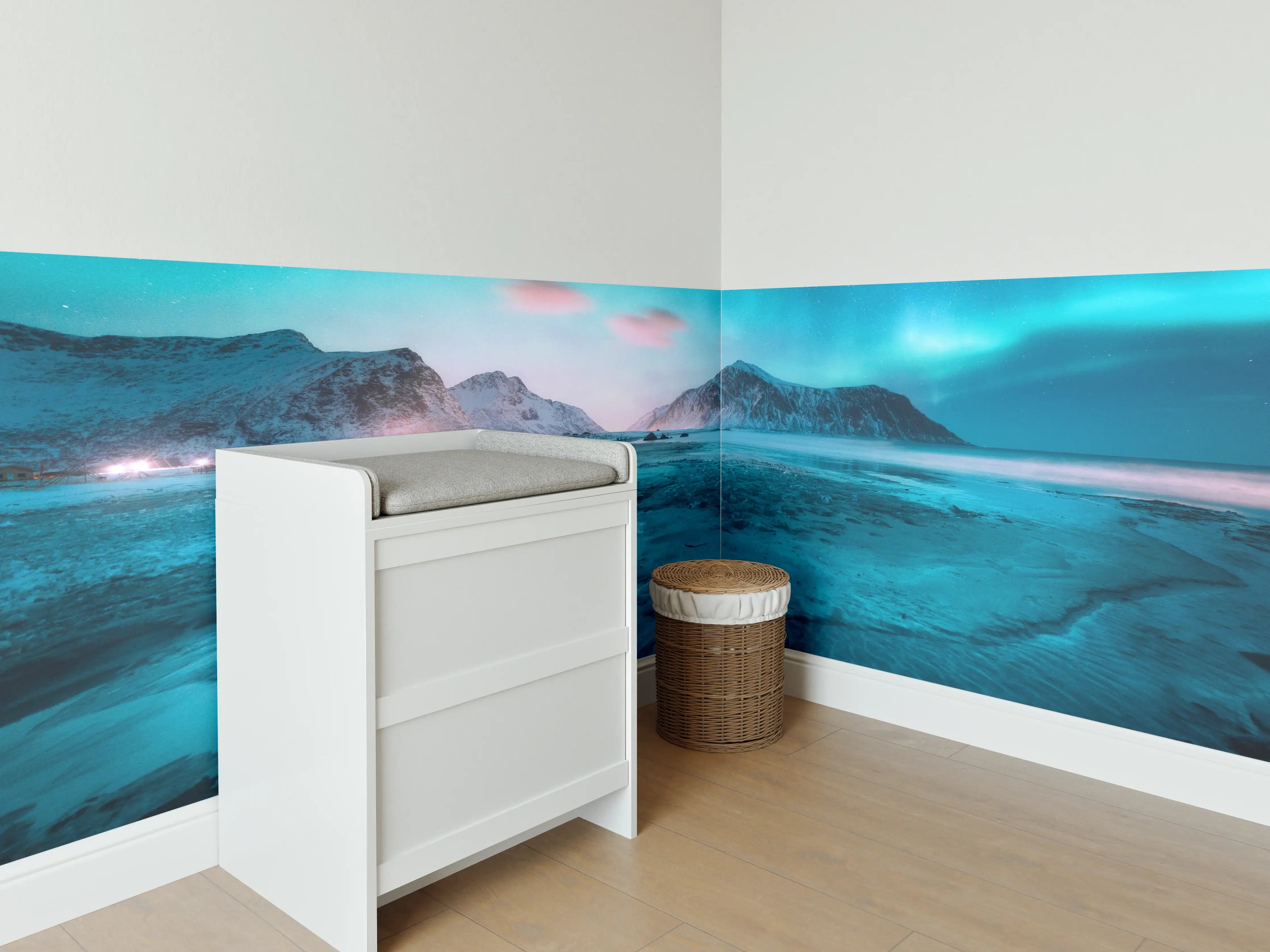 Babyzimmer Wandgestaltung - Polarlicht über schneebedeckten Berg mit Sandstrand