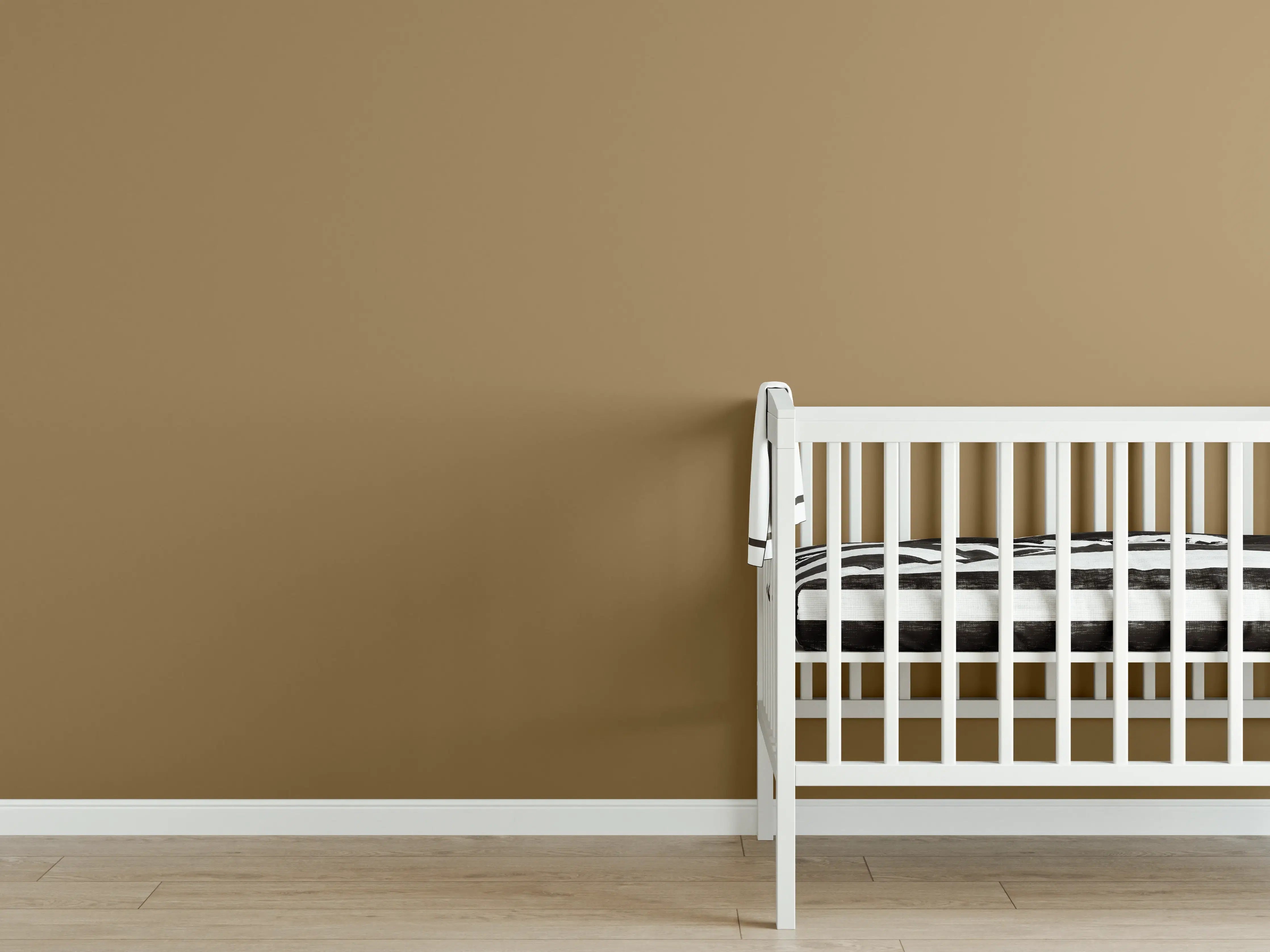 Babyzimmer Wandgestaltung - RAL 1036 (Perlgold)