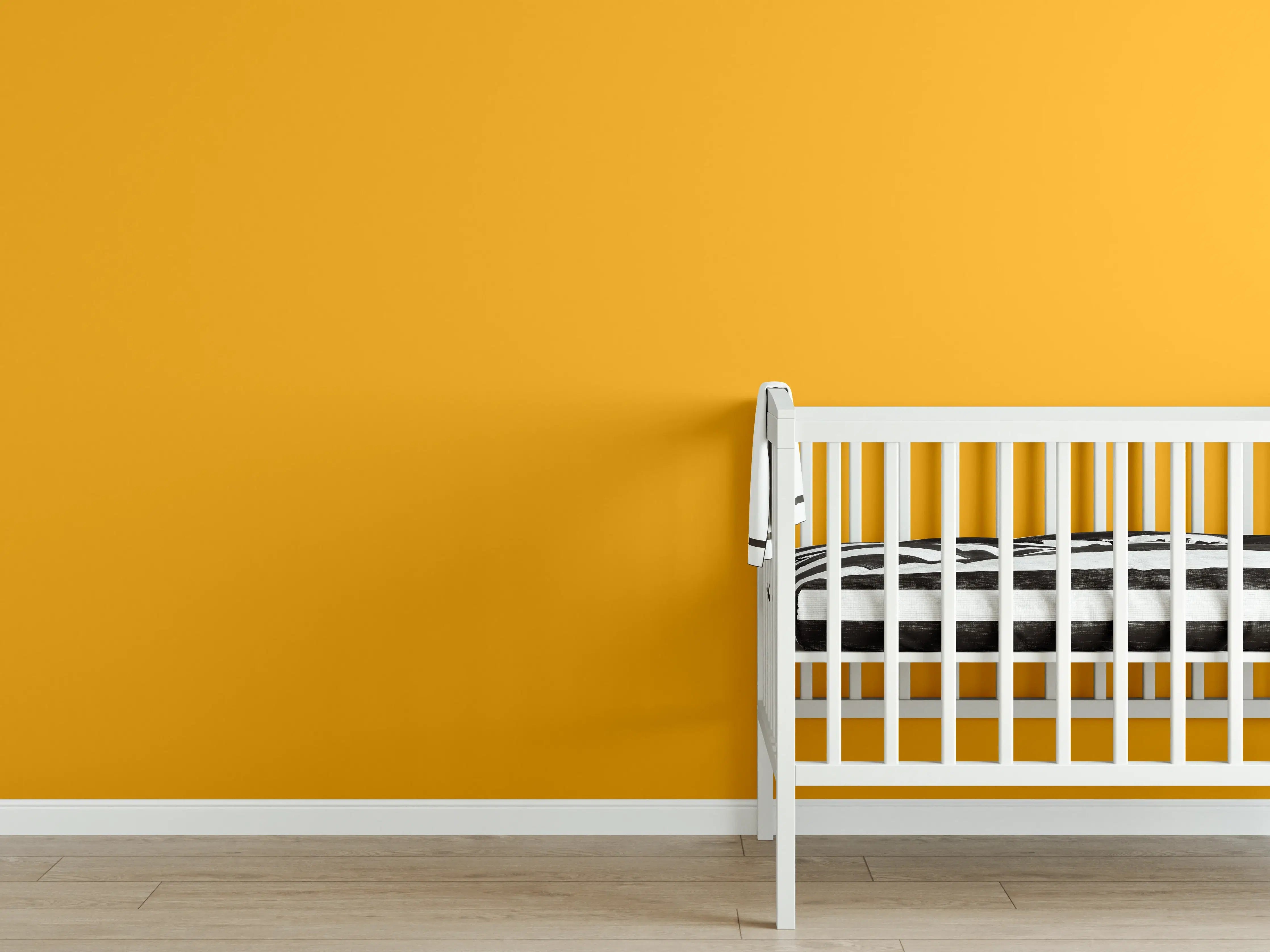 Babyzimmer Wandgestaltung - RAL 1037 (Sonnengelb)