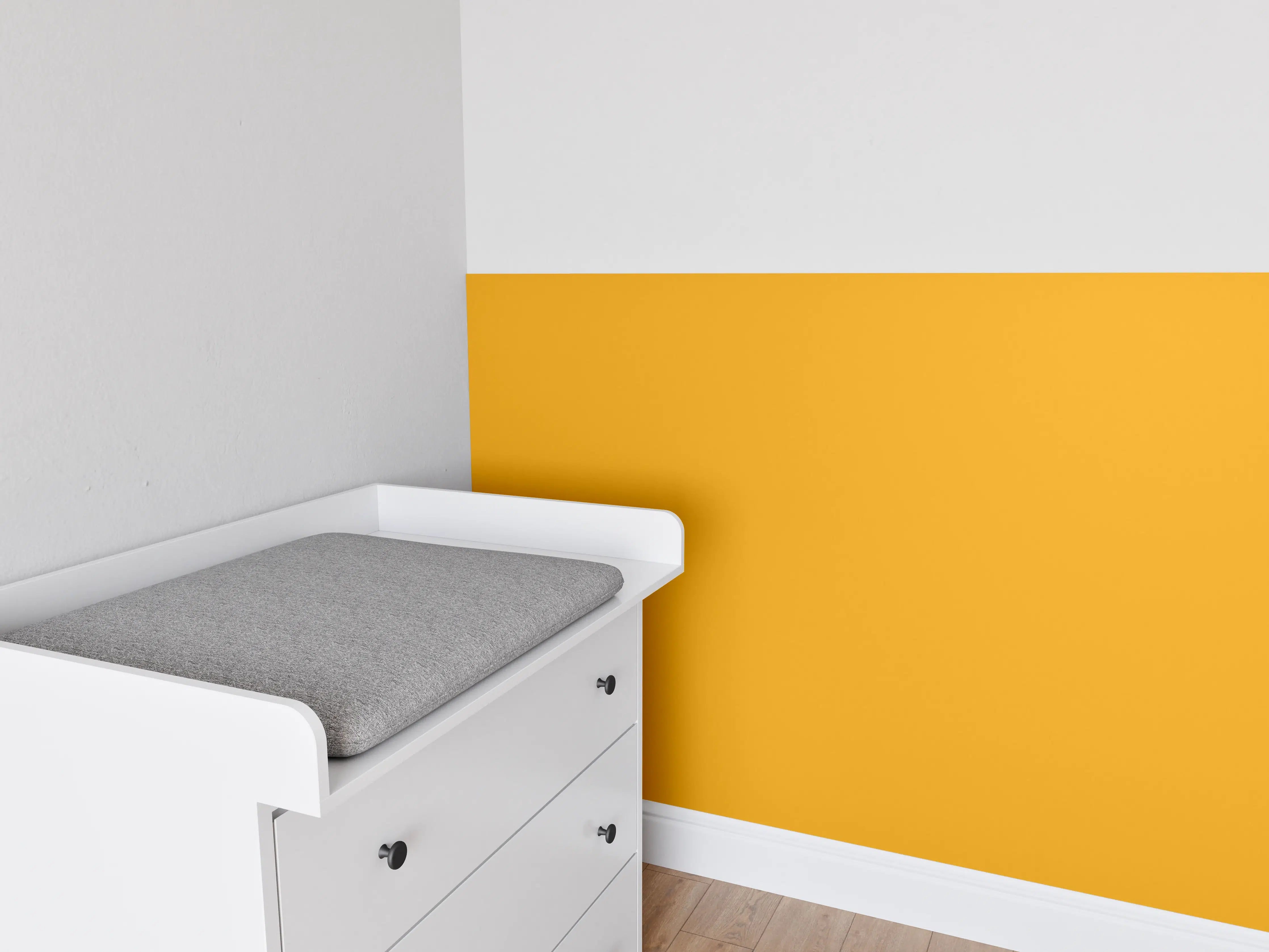 Babyzimmer Wandgestaltung - RAL 1037 (Sonnengelb)