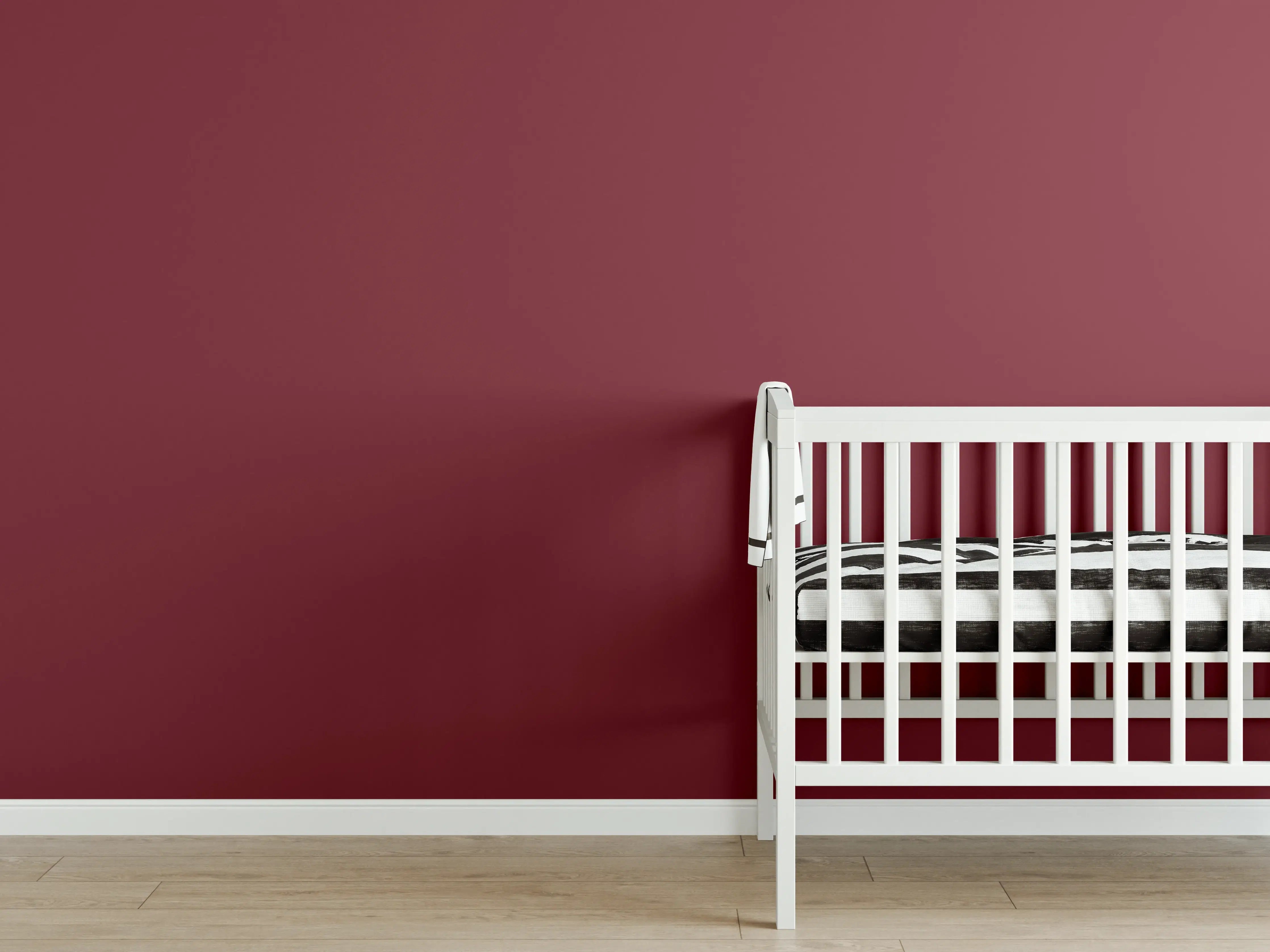 Babyzimmer Wandgestaltung - RAL 3004 (Purpurrot)