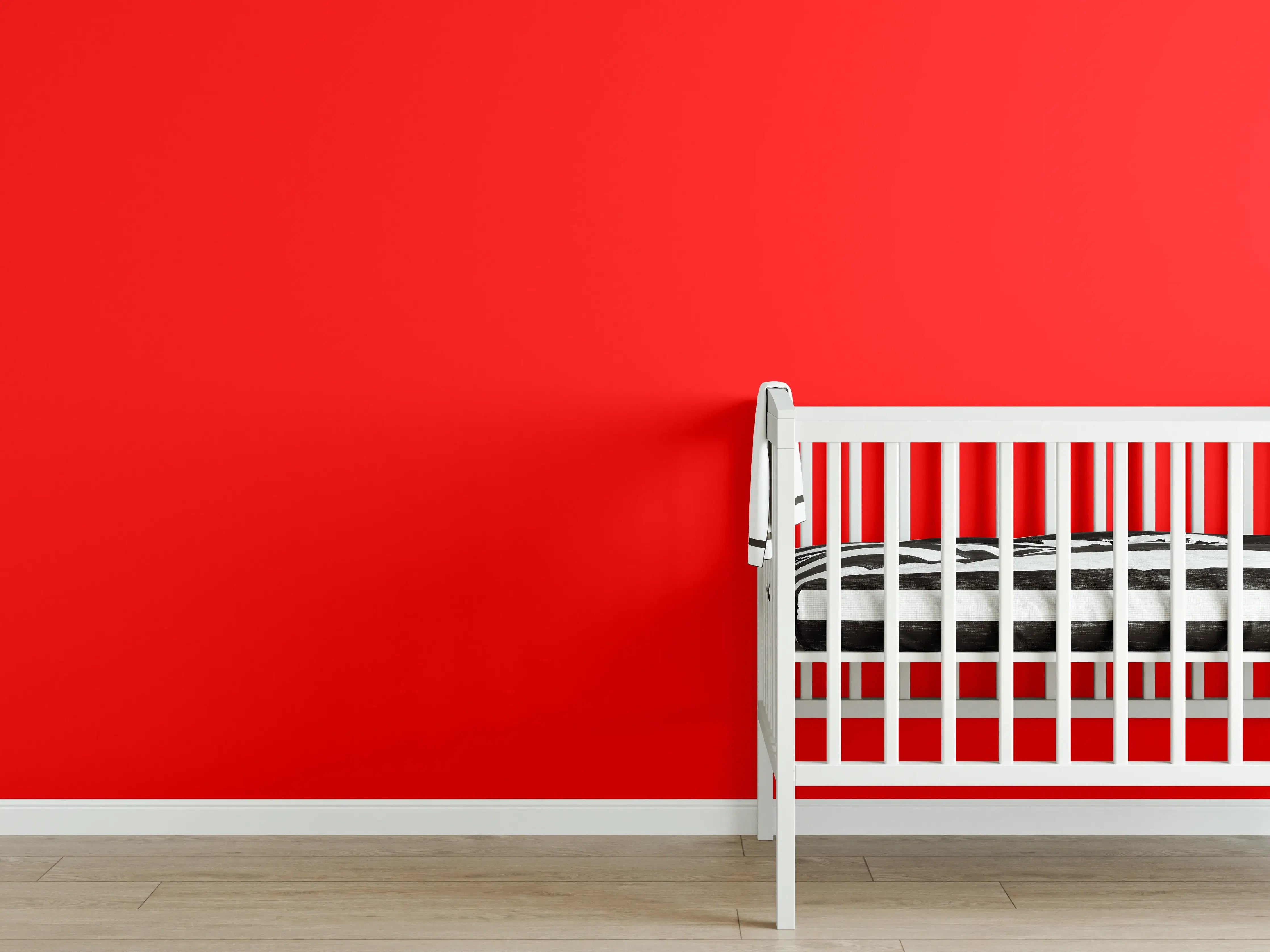 Babyzimmer Wandgestaltung - RAL 3026 (leuchtendes Hellrot)