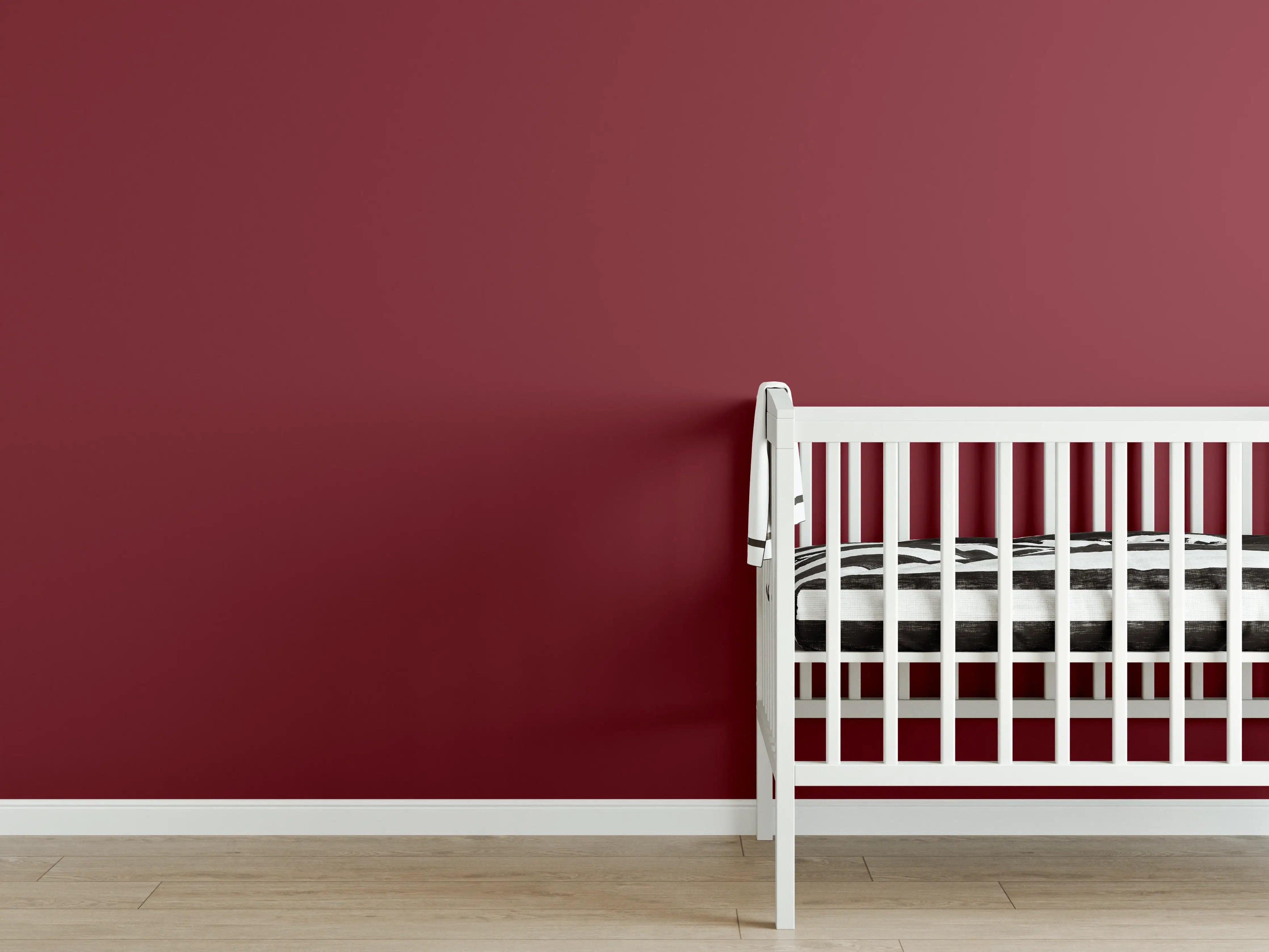 Babyzimmer Wandgestaltung - RAL 3032 (Perlrubinrot)