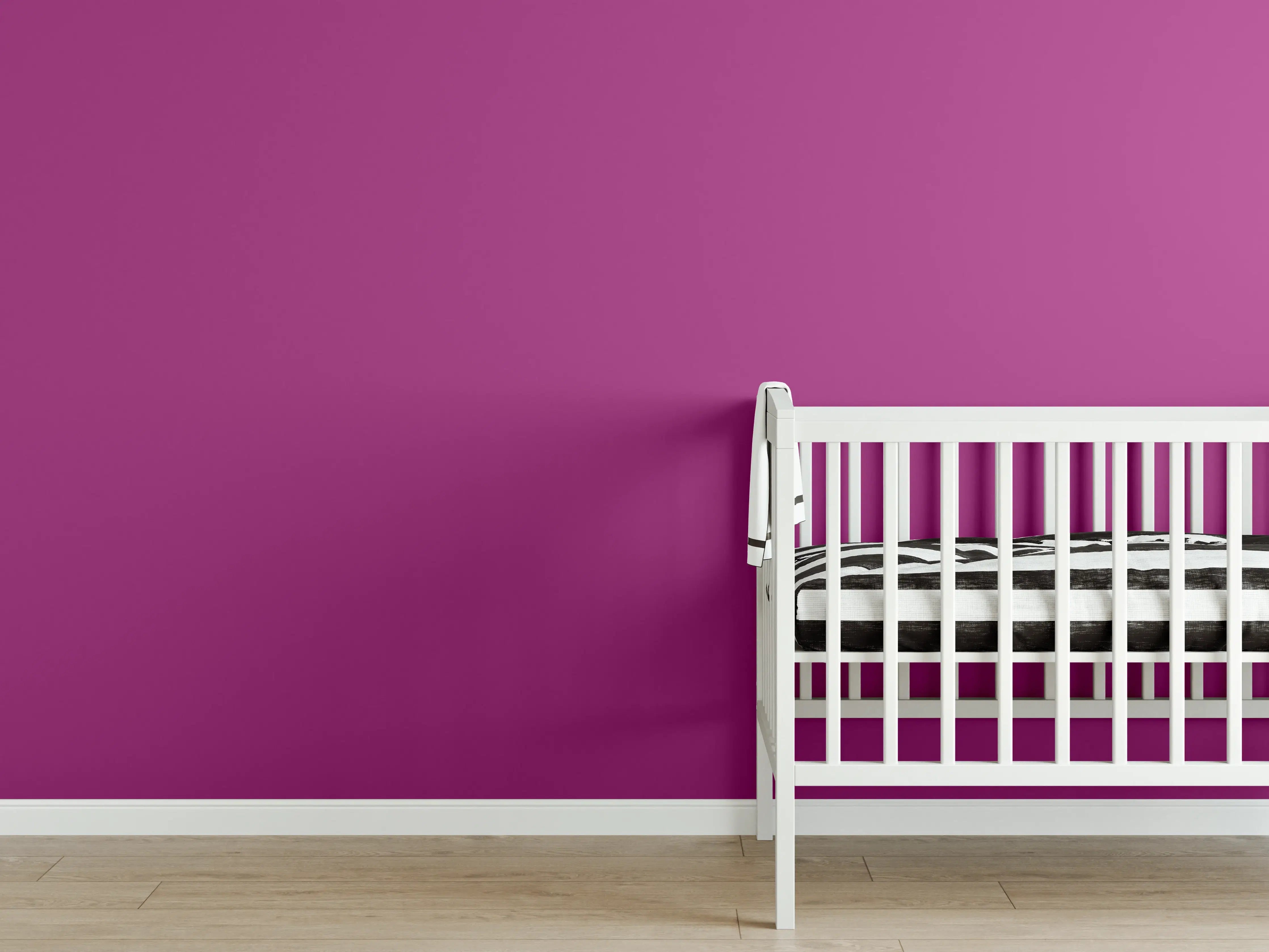 Babyzimmer Wandgestaltung - RAL 4006 (Verkehrsviolett)