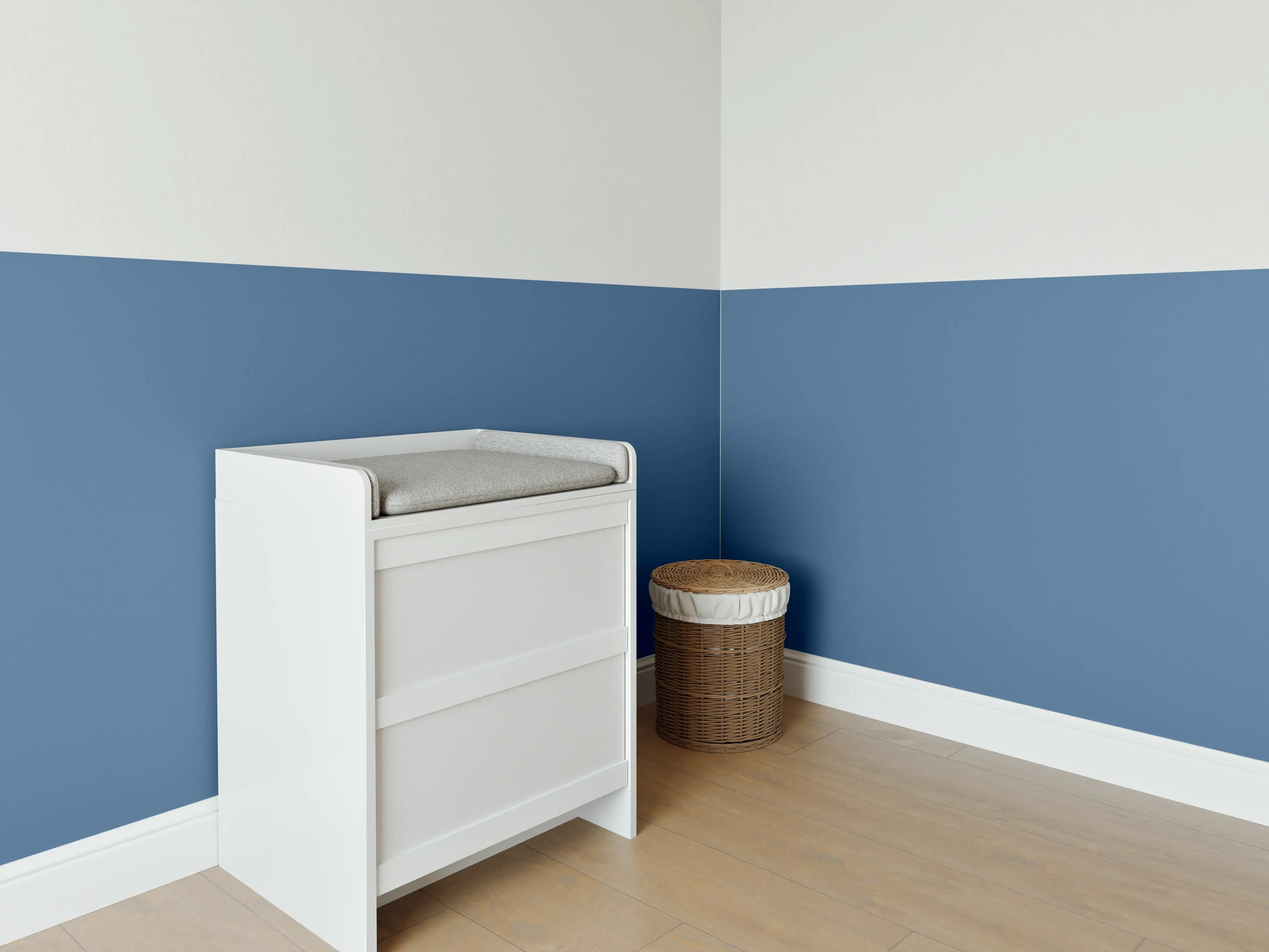 Babyzimmer Wandgestaltung - RAL 5007 (Brillantblau)