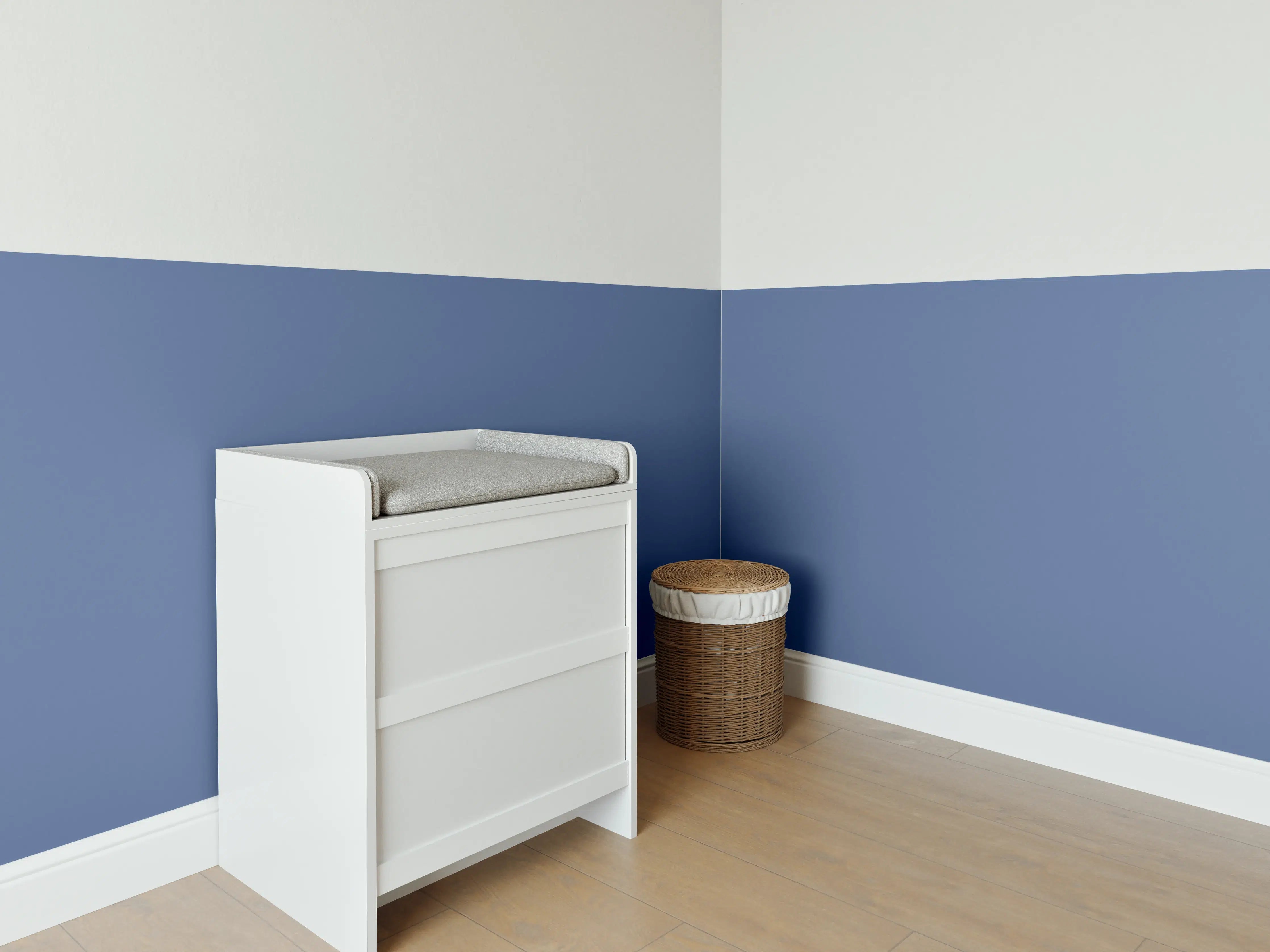 Babyzimmer Wandgestaltung - RAL 5023 (Entferntes Blau)