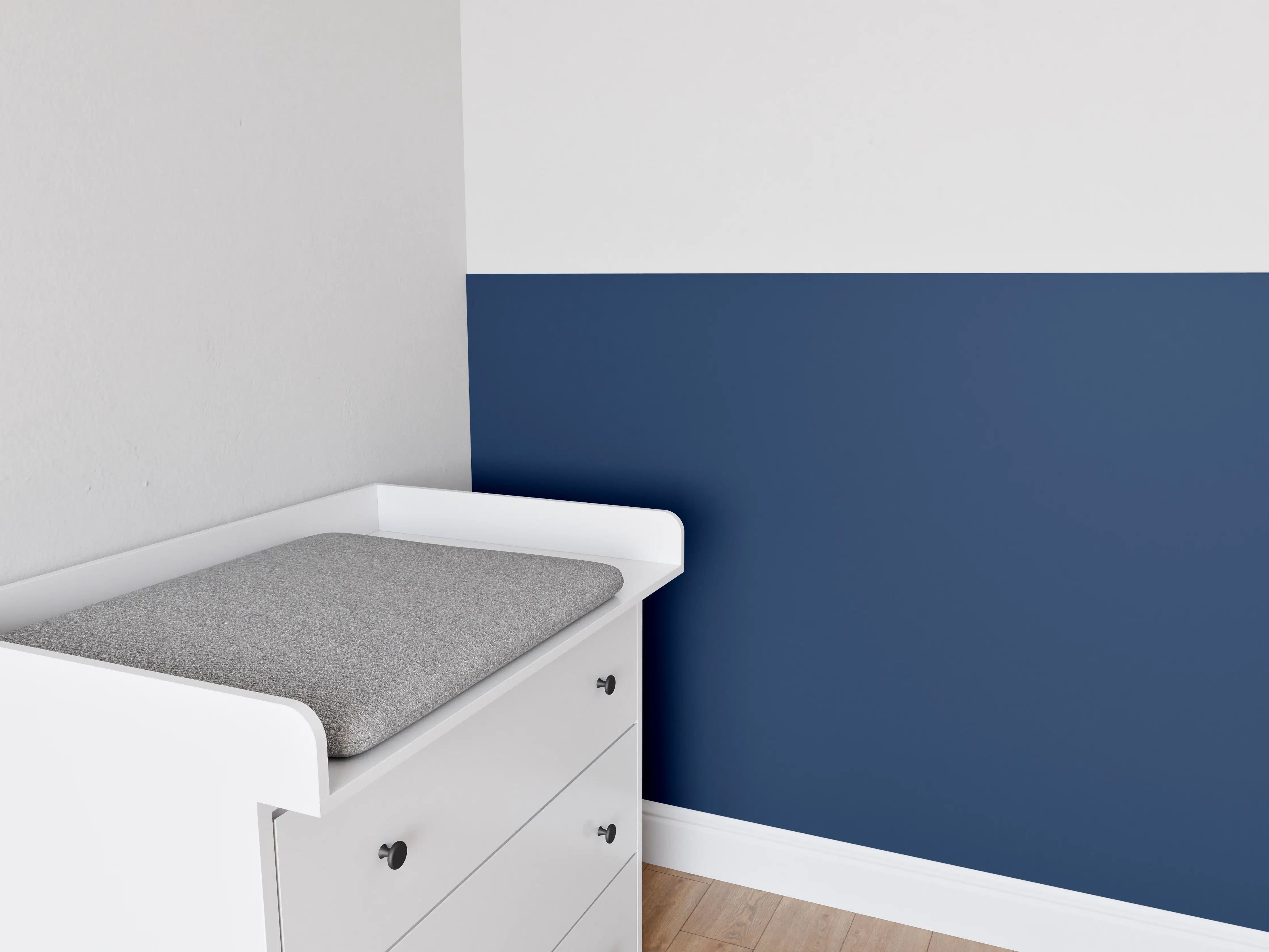 Babyzimmer Wandgestaltung - RAL 5026 Blaugrün