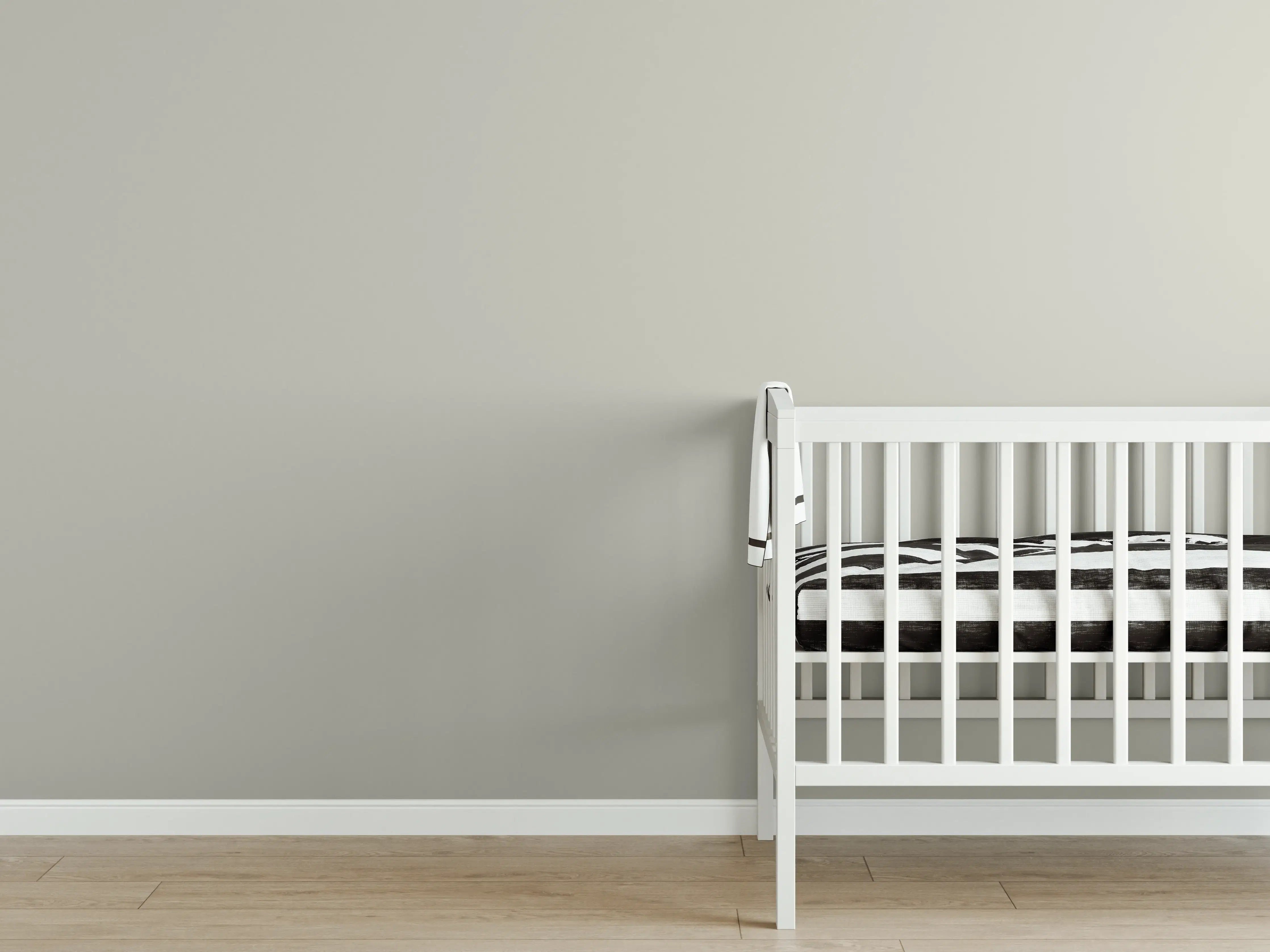 Babyzimmer Wandgestaltung - RAL 7044 (Seidengrau)