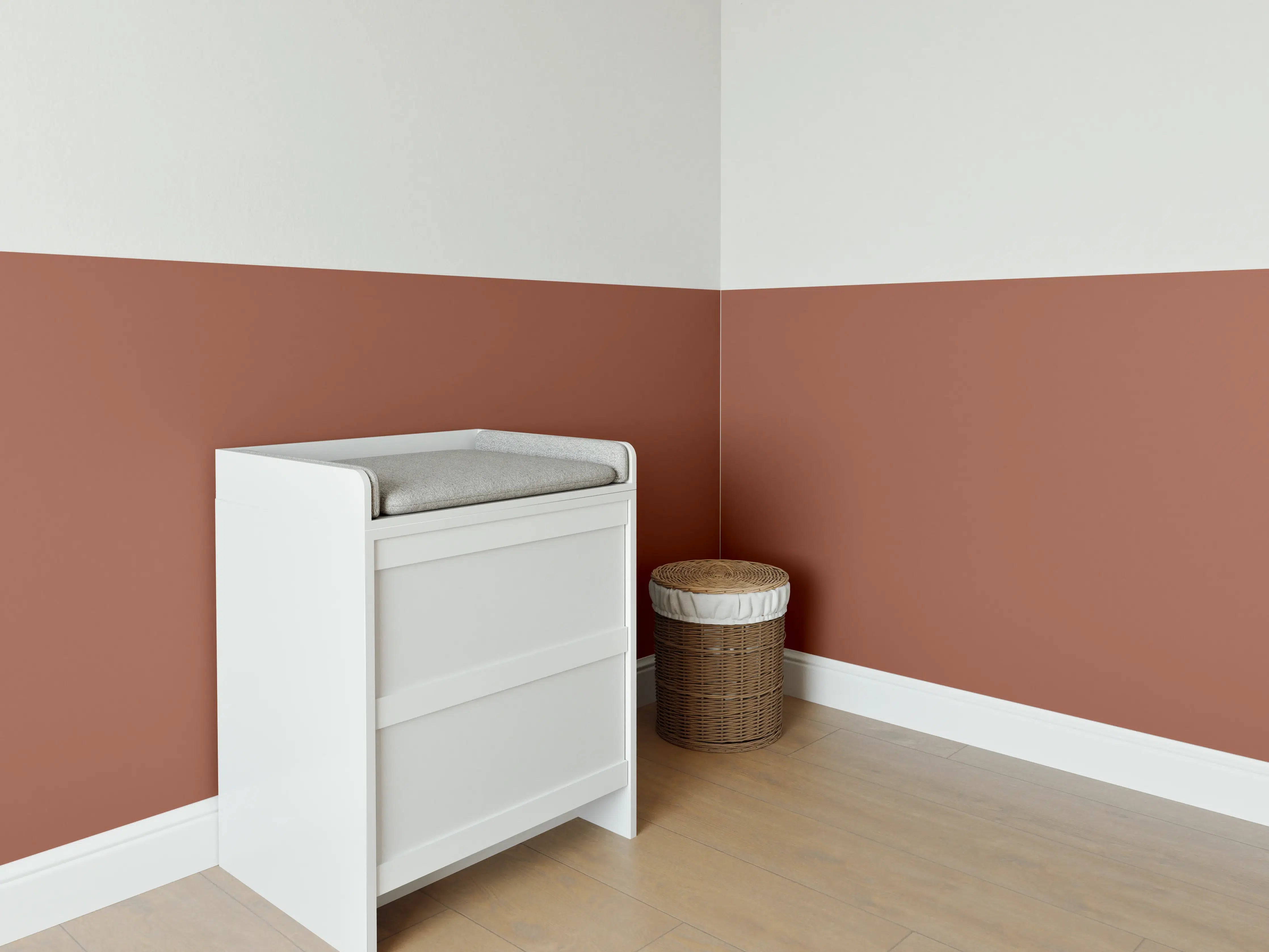Babyzimmer Wandgestaltung - RAL 8004 (Kupferbraun)