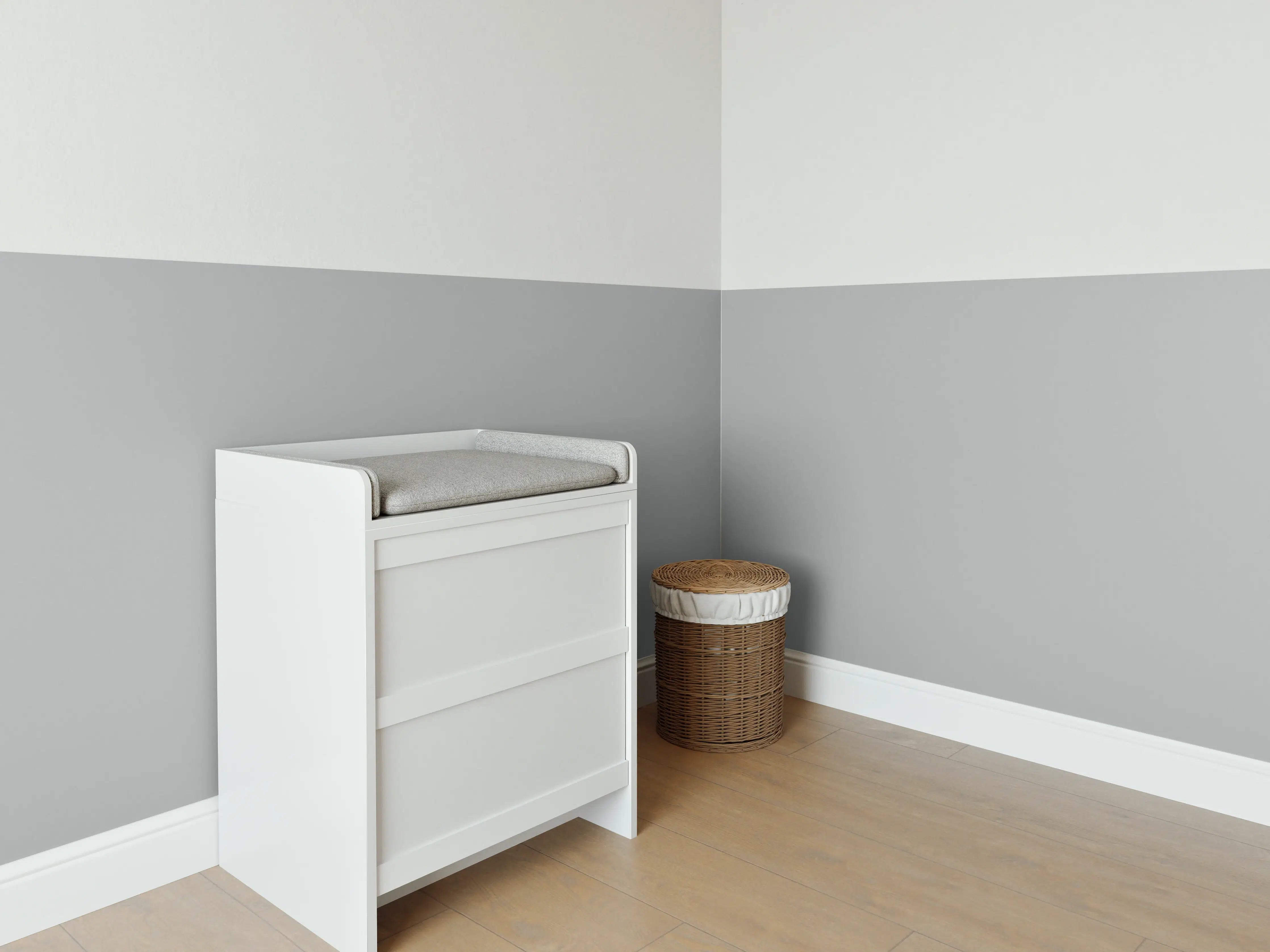 Babyzimmer Wandgestaltung - RAL 9006 (Weißaluminium)