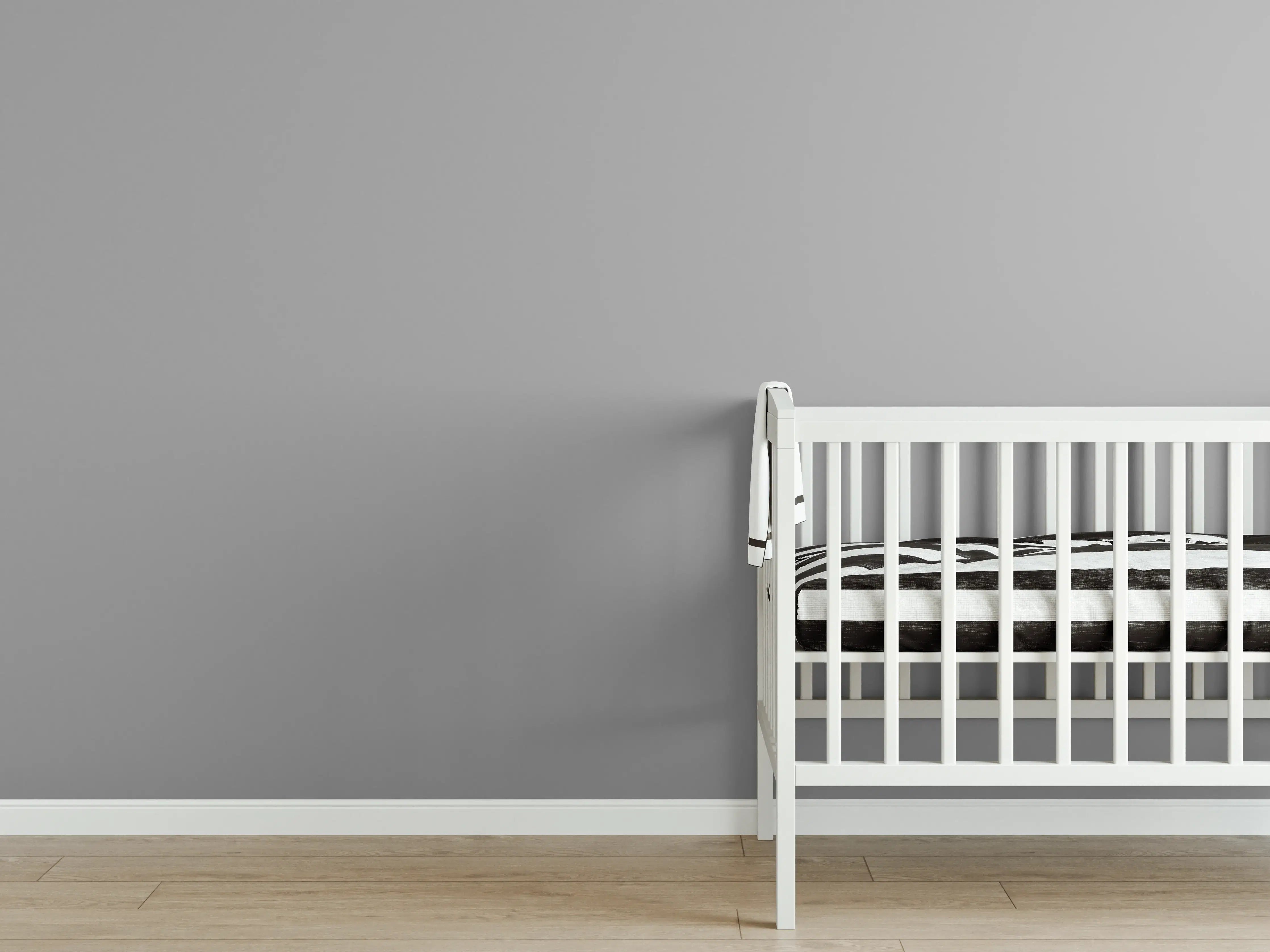 Babyzimmer Wandgestaltung - RAL 9022 (Perlhellgrau)