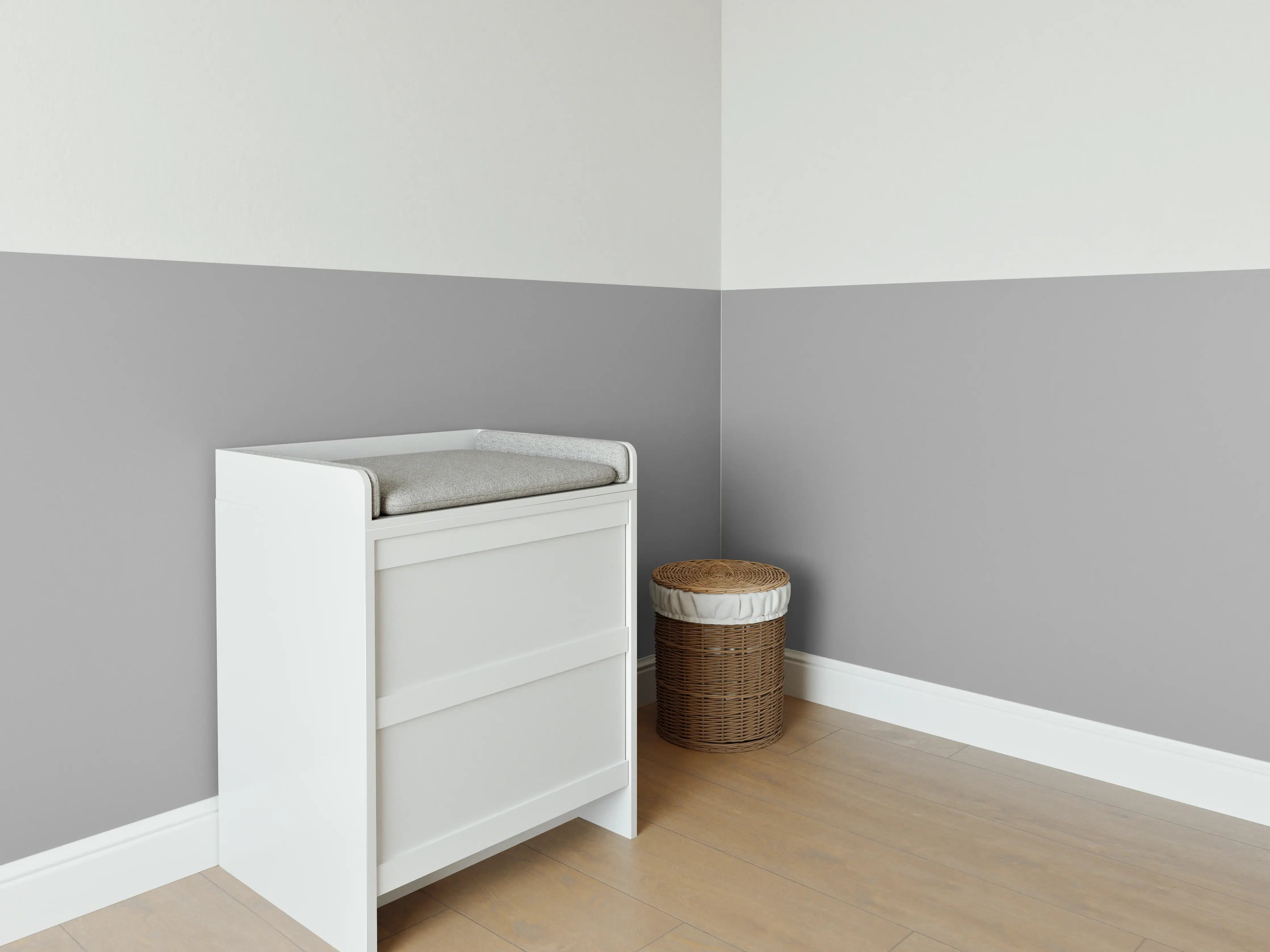 Babyzimmer Wandgestaltung - RAL 9022 (Perlhellgrau)