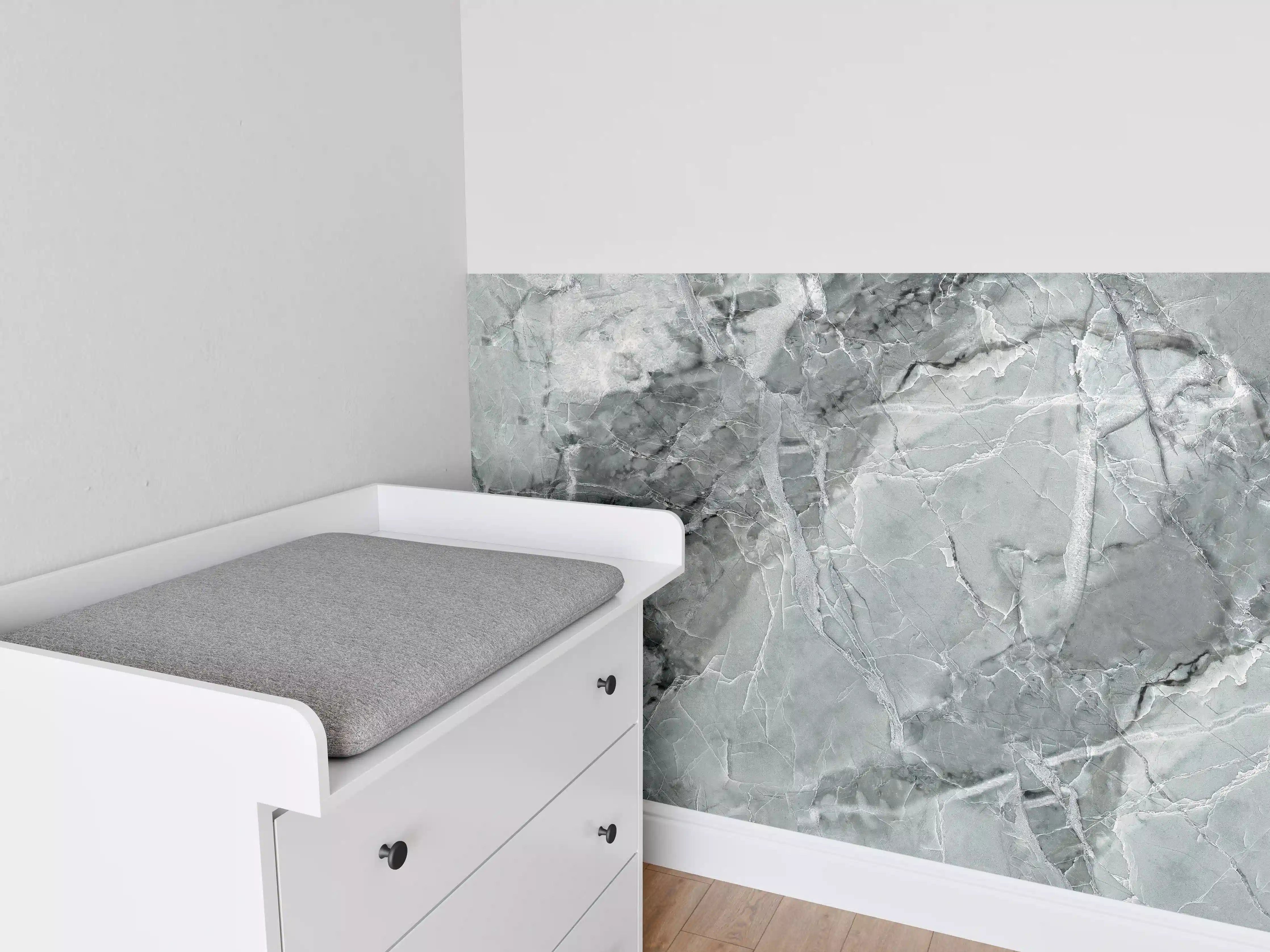 Babyzimmer Wandgestaltung - Rissiger gräulicher Marmor 