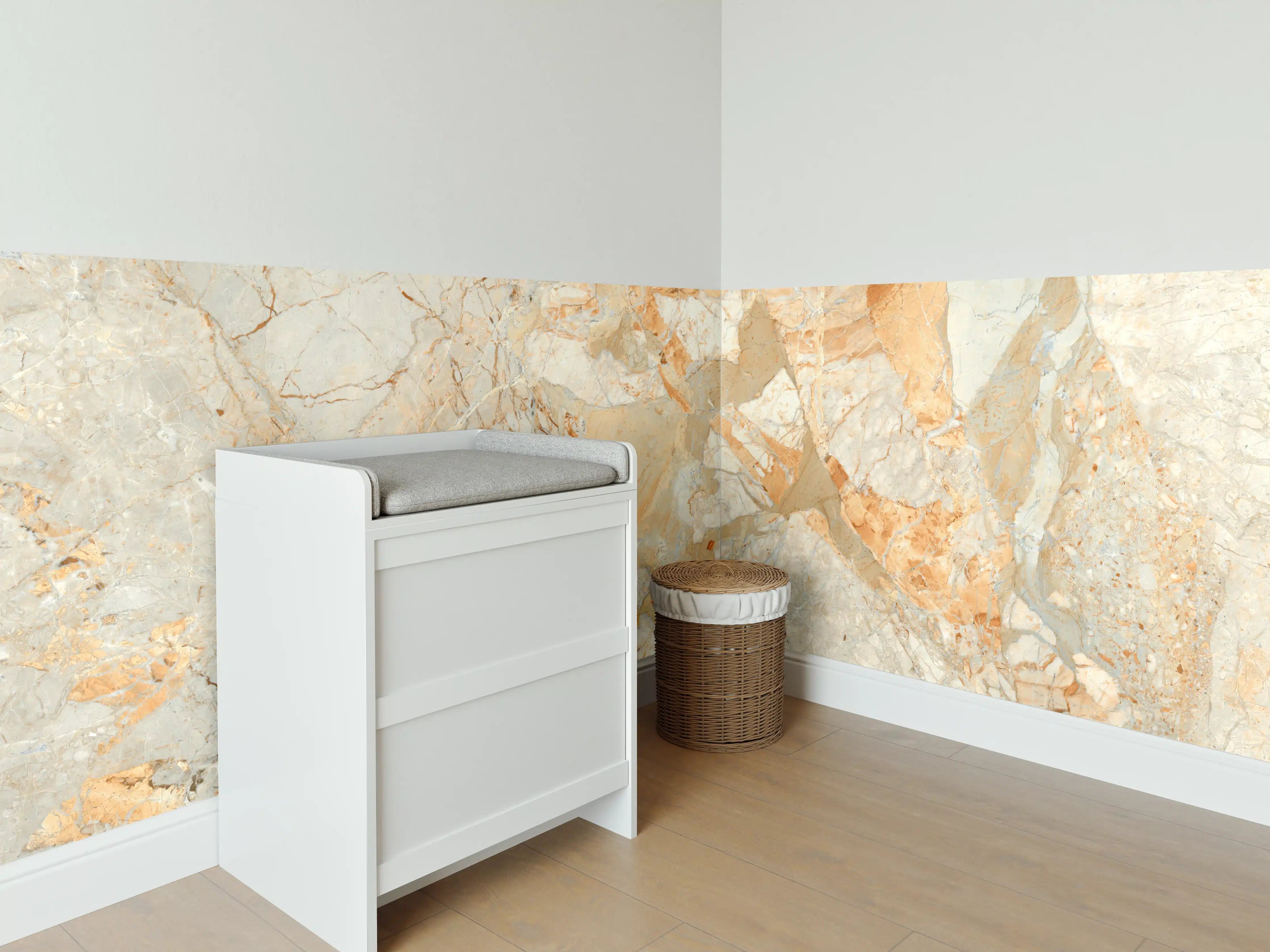 Babyzimmer Wandgestaltung - Rötlich-beiger rissiger Marmor