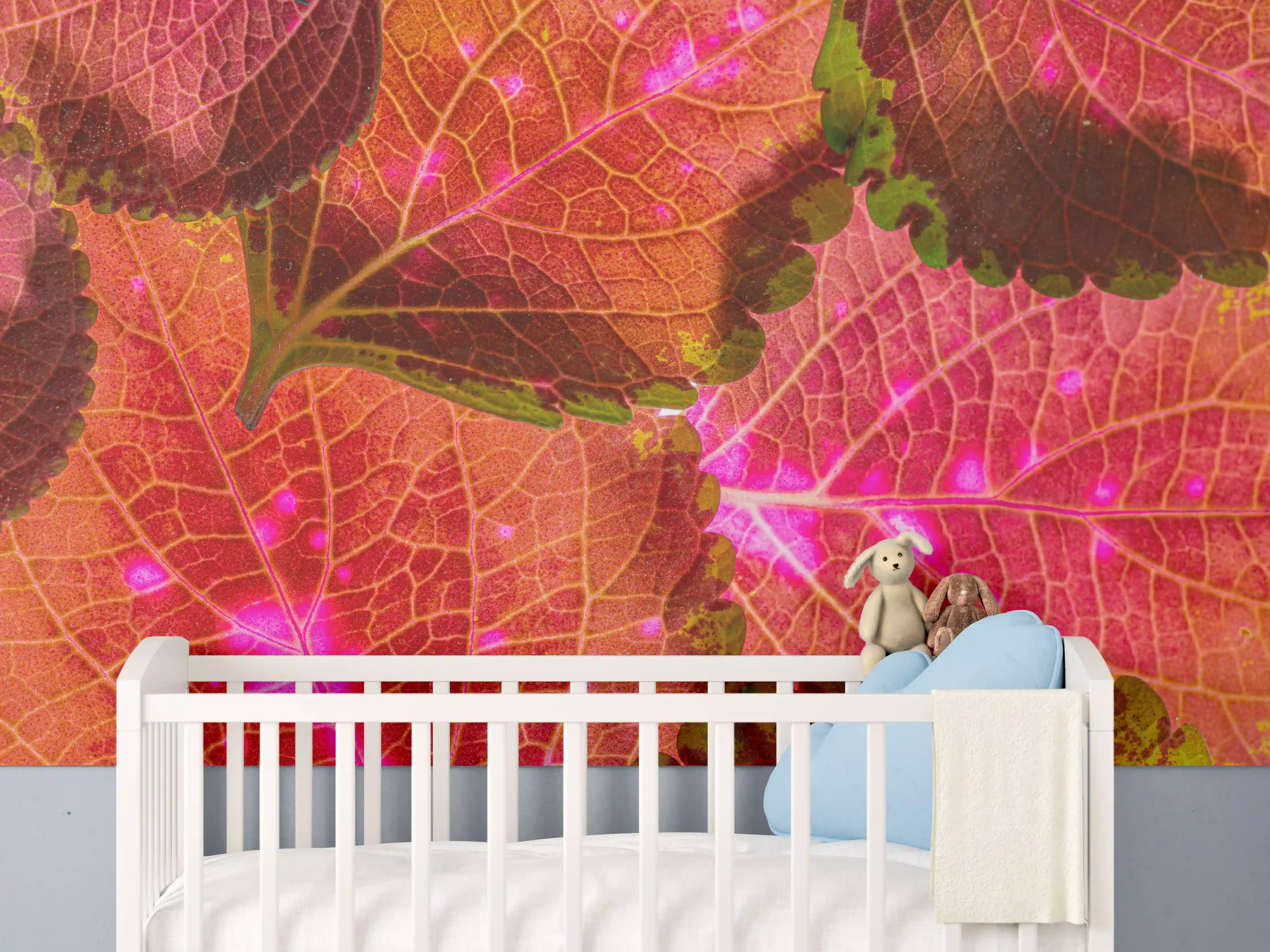 Babyzimmer Wandgestaltung - Rötliche Blätter im Detail
